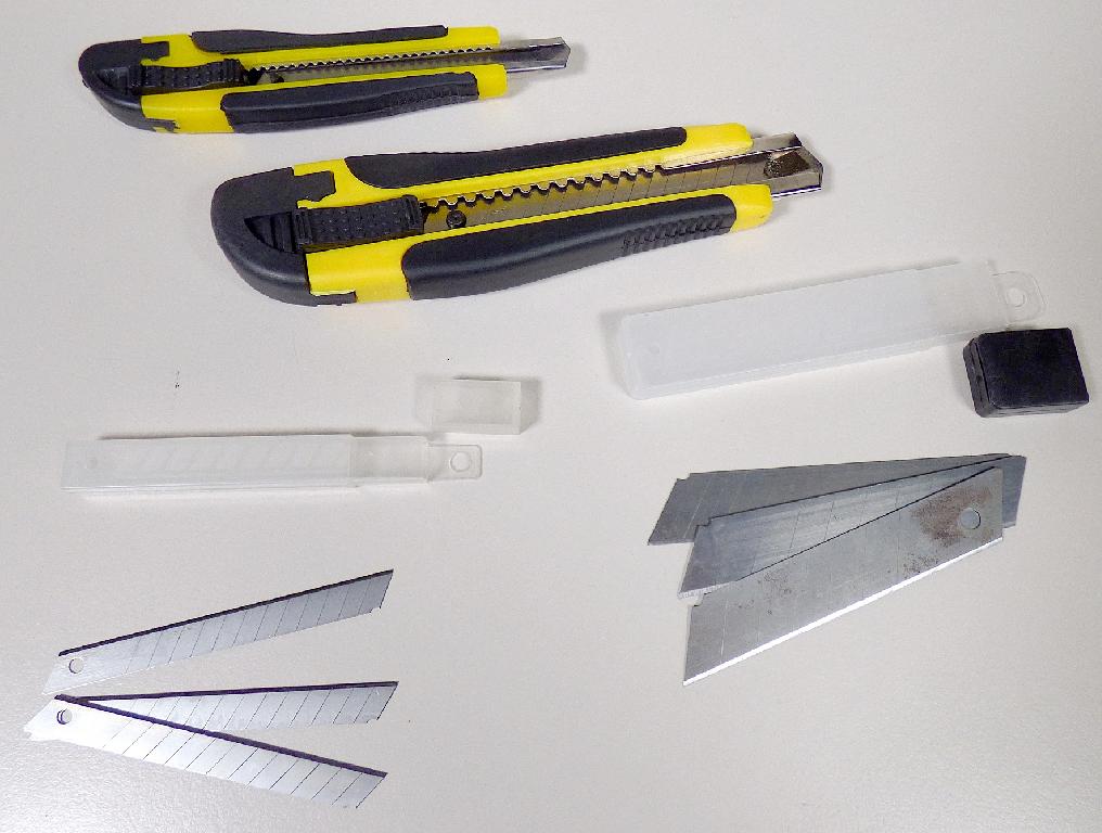 "4-teiliges Cuttermesser-Set", Artikel 72231
Warenzusammenstellung in Aufmachung für den Einzelverkauf, bestehend aus

- zwei Cuttermessern mit unterschiedlichen Klingenbreiten (charakterbestimmend)

- - mit schneidender, diagonaler, nicht feststehender, mit Sollbruchstellen versehener
    Klinge aus unedlem Metall, einer Führungsschiene aus unedlem Metall, einem
    Gehäuse und einem Klingenschieber mit Feststellmechanik, jeweils aus Kunststoff

- - in den Abmessungen von etwa 165 x 40 x 20 mm und 135 x 30 x 15 mm (L x B x H)

- mit jeweils fünf weiteren Ersatzklingen aus unedlem Metall diagonal geformt, mit Schneide und Sollbruchstellen (18 mm und 9 mm) in Kunststoffboxen

- gemeinsam in einer Blisterverpackung


Abbildung siehe Anlage.

Die Cuttermesser bestimmen im Hinblick auf die Bedeutung für die Verwendung den Charakter der Warenzusammenstellung.

Derartige Erzeugnisse gehören als "Messer mit schneidender, nicht feststehender Klinge
aus unedlem Metall, kein Messer der Position 8208" zum TARIC-Code 8211 9300 00.