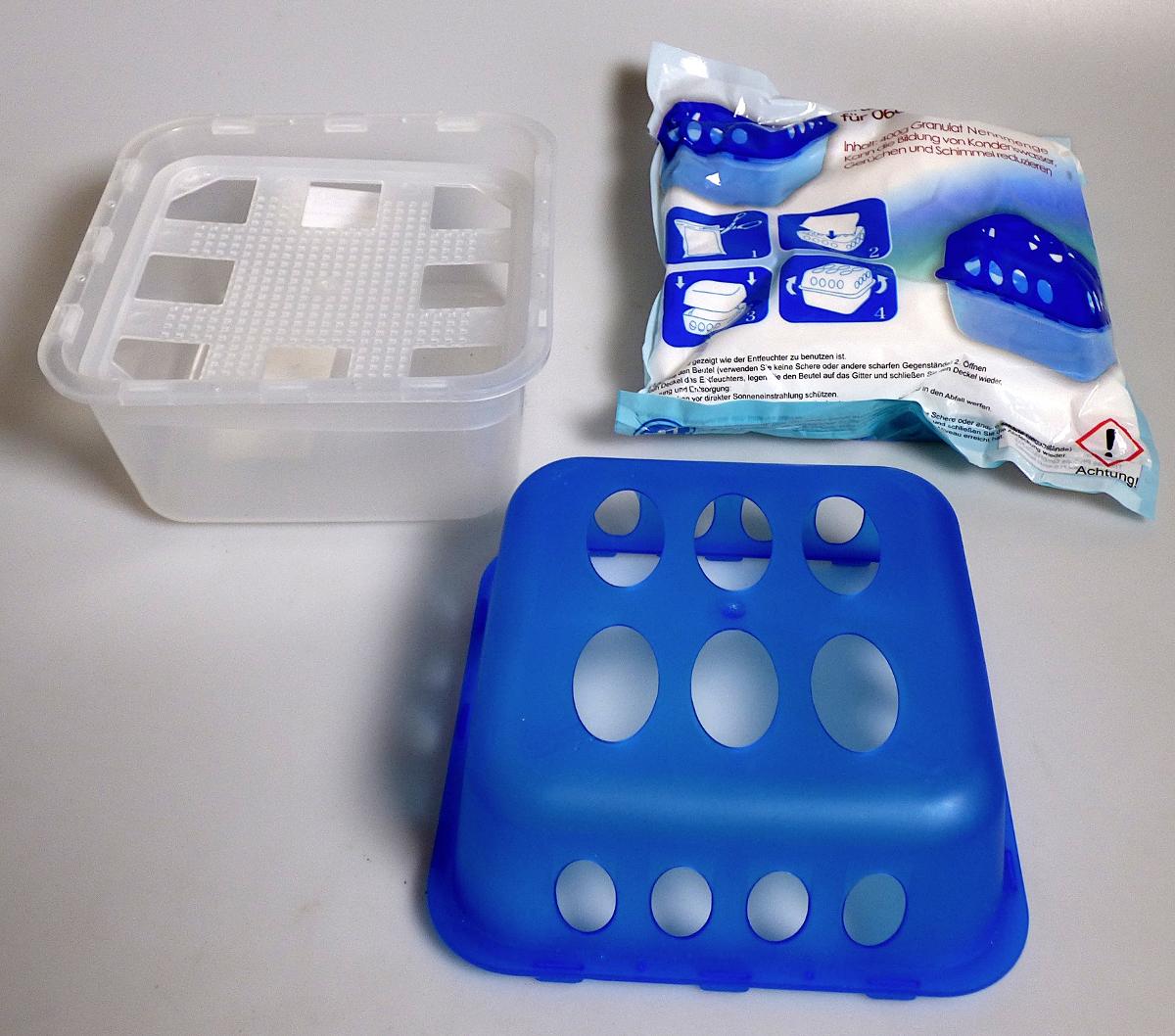 Luftentfeuchter Box auf der Basis von Calciumchlorid

Angaben des Antragstellers:
Es handelt sich um eine Luftentfeuchter Box, die aus zwei Kammern besteht. In die obere Kammer wird ein Beutel mit Trockenmittel gelegt, der die Feuchtigkeit aus der Luft absorbiert.
Die untere Kammer fängt das absorbierte Wasser auf und sammelt es. Nach Verbrauch des Trockenmittels kann die Box mit einem neuen Beutel versehen werden. 
Es wurden vertrauliche Angaben zur Zusammensetzung gemacht. 

Feststellungen anhand eines Warenmusters:
Warenzusammenstellung, bestehend aus:
- einer zweiteiligen, eckigen Kunststoffbox mit Löchern und einer Pappbanderole mit der Kennzeichnung (Auszug): "Inhalt: 1x Kunststoffbox für Calciumchlorid-Luftentfeuchter Granulat, 1x 400 g Calciumchlorid-Luftentfeuchter Granulat Beutel, Kann die Bildung von Kondenswasser, Gerüchen und Schimmel reduzieren"; Die Box ist innen mit einem transparenten Kunststoffgitter versehen; Der obere Teil der Box besteht aus einem blau gefärbten Kunststoff; Der untere Teil der Box besteht aus einem transparenten Kunststoff;
- weißem, runden Granulat (Abmessungen: Durchmesser ca. 0,4 cm) in einem weißen Vliesbeutel, verpackt in einem Kunststoffbeutel mit Abbildungen der Box, einem Strichcode für den Einzelverkauf und einer Gebrauchsanweisung sowie der Kennzeichnung: "Calciumchlorid-Luftentfeuchter Granulat Nachfüllbeutel, Inhalt: 400 g"

Befund:
Chemische Erzeugnisse und Zubereitungen der chemischen Industrie oder verwandter Industrien (einschließlich Mischungen von Naturprodukten), anderweit weder genannt noch inbegriffen; andere.