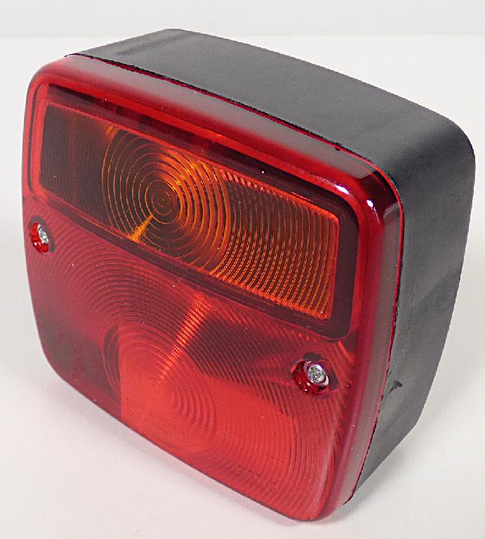 Anhängerrückleuchte Artikel-Nr. 36440
- aus einer Zweifaden-Glühlampe und einer Glühlampe in einem annähernd quadratisch geformten
  Reflektorgehäuse aus ABS-Kunststoff mit rot/orangener und weißer Lichtscheibe (Abmessungen:
  100 x 95 x 50 mm) und rückwärtiger Kunststoffabdeckung mit zwei Montageschrauben
  (Abbildung siehe Anlage),
- nach Anbau an die Außenseite eines Kraftfahrzeuganhängers und Anschluss an das Bordnetz
  des Kraftfahrzeugs (12 Volt) zur Verwendung als Bremsleuchte, Blinkleuchte, Rücklicht und
  Kennzeichenbeleuchtung.

„Elektrisches Beleuchtungs- und Signalgerät von der für Kraftfahrzeuge verwendeten Art, keine
 Ware der Position 8539, nicht von den TARIC-Codes 8512 20 00 30 bis 8512 20 00 60 erfasst“