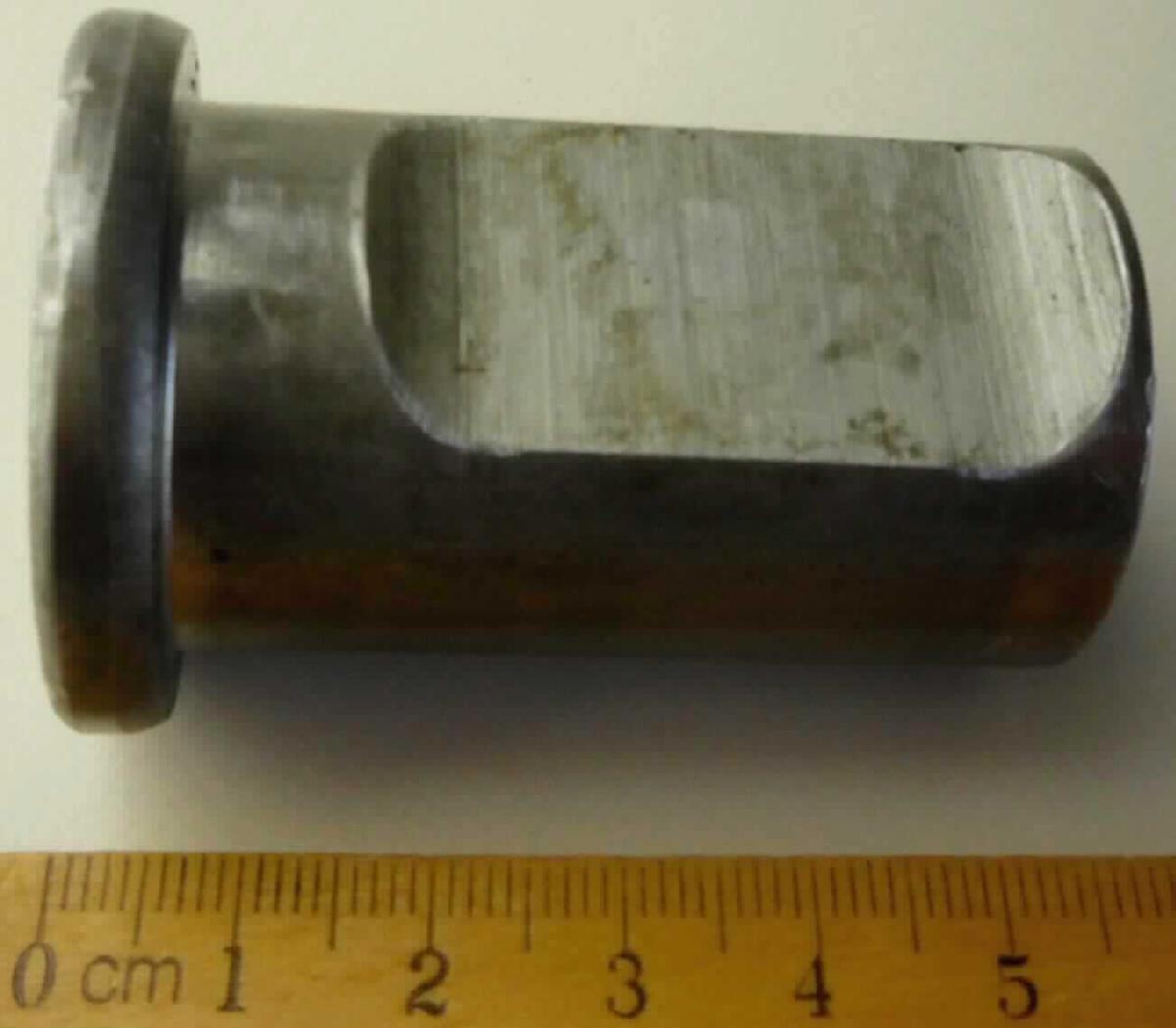 Hilfsrahmenelement, sog. Karo Hülse, Art.-Nr.: AF243450, Foto siehe Anlage, laut Antrag:
- in Form eines spezifisch gefertigten, kreiszylindrischen, einseitig mit einer ca. 37 mm langen 
  Einkerbung versehenen Hohlerzeugnisses aus Stahl,
- mit einer Länge von ca. 52,8 mm und einem Innendurchmesser von ca. 18,3 mm,
- an einem Ende mit einem, mit zwölf sog. Rippen ausgestatteten Bund (Durchmesser: ca. 38 mm)
  ausgerüstet,
- wird als Bestandteil des Hilfsrahmens (Fahrschemel) in Personenkraftwagen mit selbsttragender 
  Karosserie verbaut,
- dient u. a. zur Abstützung von Kräften aus dem Fahrbetrieb,
- (lt. Antrag) für die industrielle Montage von Kraftfahrzeugen der Position 8703 bestimmt,
- aufgrund der objektiven Merkmale (u. a. Form und spezifische Gestaltung) erkennbar haupt-
  sächlich für Kraftfahrzeuge des Kapitels 87 bestimmt, somit keine Ware des Abschnitts XV.

"Teil (Hilfsrahmenelement) für Kraftfahrzeuge der Positionen 8701 bis 8705, anderes als in den 
Unterpositionen 8708 10 bis 8708 95 genannte, für die industrielle Montage von Kraftfahrzeugen
der Position 8703"

"Die Anwendung des nichtpräferentiellen Zollsatzes aufgrund der Endverwendung und die Einreihung
in die oben angegebene Unterposition des Zolltarifs stehen einfuhrseitig unter dem Vorbehalt der 
Vorlage der erforderlichen Bescheinigung."