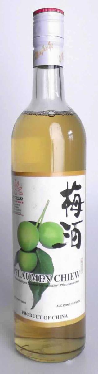 Pflaumenwein.

Antragsangaben (als zutreffend unterstellt): Pflaumenwein; Alkoholgehalt: 10,5 %vol; Zutaten: Wasser, Fruchtsaftkonzentrat, Zucker, Hefe; Handelseinheit: 0,5 l-Flasche. Der in der Ware enthaltene Alkohol ist ausschließlich durch Gärung entstanden. Zur Zusammensetzung der Ware wurden vertrauliche Angaben vorgelegt.

Beschaffenheit der vorgelegten Warenprobe: gelbe, klare, unmittelbar trinkbare Flüssigkeit; Geschmack: süß, säuerlich, alkoholisch und leicht nach Pflaume; Umschließung: farblose, etikettierte 0,5-Glasflasche mit Schraubverschluss; Etikettaufdruck (auszugsweise): "Pflaumen Chiew; alkoholhaltiges Getränk mit typischen Pflaumenaroma". 

Anderes gegorenes Getränk, nicht schäumend, in Behältnissen mit einem Inhalt von 2 l oder weniger, anderes als Apfel- oder Birnenwein.