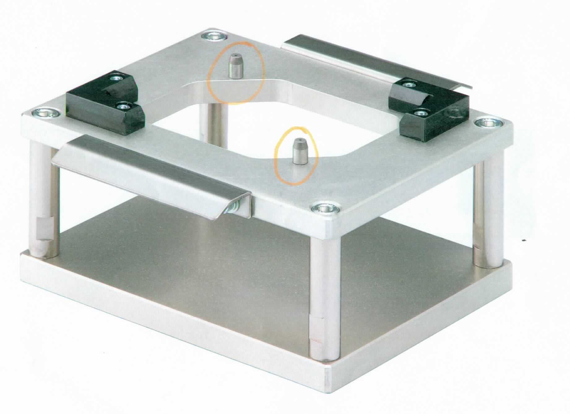 Es handelt sich um aus nicht rostendem Stahl gefertigte Schrauben mit einem gewölbten Kopf mit einem Außensechskant und mit einem nahezu bis zum Kopf reichenden metrischen Gewinde (M8) sowie mit einem stumpfen Gewindeende. 
Die Erzeugnisse dienen als sog. Auflagestifte dem präzisen Auflegen zweier Objekte zueinander.

Derartige Erzeugnisse gehören als "andere Schrauben aus nicht rostendem Stahl, mit Gewinde, mit Kopf mit Außensechskant" zum TARIC-Code 7318 1575 90.

Es handelt sich aufgrund der objektiven Beschaffenheitsmerkmale der Waren um Teile mit allgemeiner Verwendungsmöglichkeit; eine Einreihung in die Position 8487 kommt daher nicht in Betracht.