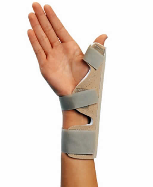 Daumenabduktionsorthese (Daumensplint), sog. Universal Thumb Splint, in drei Größen (S, M, L), im Wesentlichen bestehend aus einer gepolsterten Daumenmanschette aus perforiertem Kunstleder, die, einer Aluminiumschiene (je nach Größe der Manschette: 13, 18 bzw. 23 cm lang und jeweils 1 cm breit) und drei Klettverschlussbändern versehen ist. 
Äußere Form: siehe Abbildung in der Anlage.
Die Ware ist zur Aufnahme des Daumens und des Daumengelenks bestimmt. Sie wird mit je einem Klettband am Unterarm und Handgelenk des Patienten befestigt. Der Daumen wird am oberen Ende der Schiene ebenfalls mit einem Klettband fixiert (stillgelegt). Sie wird insbesondere nach nichtknöchernen Verletzungen des Daumens, bei Arthritis oder Tendinitis zur Ruhigstellung des Daumens bzw. des Daumengelenks eingesetzt.

Die Ware, welche in einem Karton verpackt ist, wird als "Vorrichtung zum Behandeln von Knochenbrüchen einschließlich Verrenkungen und Gelenkverletzungen" eingereiht.