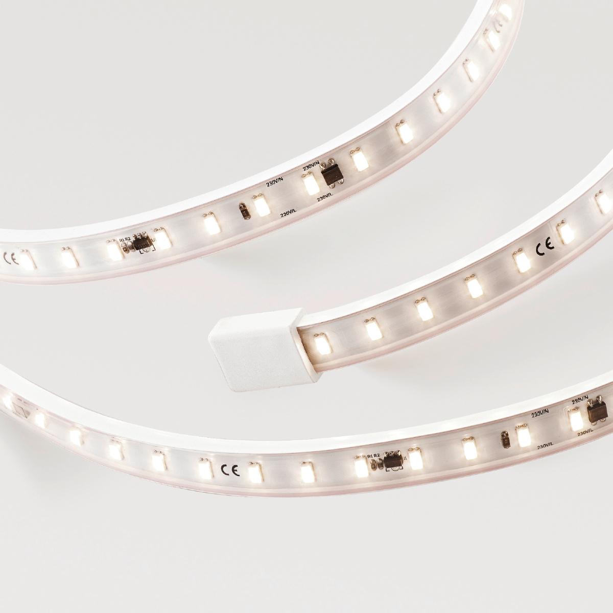 Bei dem sog. "Hochvolt LED-Streifen" handelt es sich um modulare Leuchten aus jeweils einem LED-Streifen, der an einem Ende mit einer fest verklebten Endkappe versehen ist und an dessen Anschlusskontakten am anderen Ende ein 1,5 m langes Kabel mit Netzstecker montiert ist. Die LED-Streifen bestehen jeweils aus einer flexiblen Platine aus Metall, die allseitig mit Weichkunststoff auf Silikonbasis ummantelt ist. Sie sind mit weiß leuchtenden LEDs und weiteren elektrischen Bauelementen versehen.

Die Erzeugnisse werden unmittelbar an das Stromnetz angeschlossen, senden Licht im sichtbaren Bereich mit einer Farbtemperatur von 2700 K bzw. 3000 K aus und dienen der Beleuchtung im Innen– und Außenbereich.

Die Ware liegt in vier Ausführungen vor:
5966301 8W/m, 2700 K 
5966401 8W/m, 3000 K
5966001 14W/m, 2700 K 
5966101 14W/m, 3000 K

Der charakterbestimmende Stoff wird aufgrund des Umfangs und des äußeren Erscheinungsbildes durch den Kunststoffanteil bestimmt.

Sie sind als elektrische Beleuchtungskörper, anderweit weder genannt noch inbegriffen, nicht von den Unterpositionen (HS) 9405 11 bis 9405 41 erfasst, ausschließlich zur Verwendung mit LED-Lichtquellen bestimmt, kein Scheinwerfer, aus Kunststoffen einzureihen.