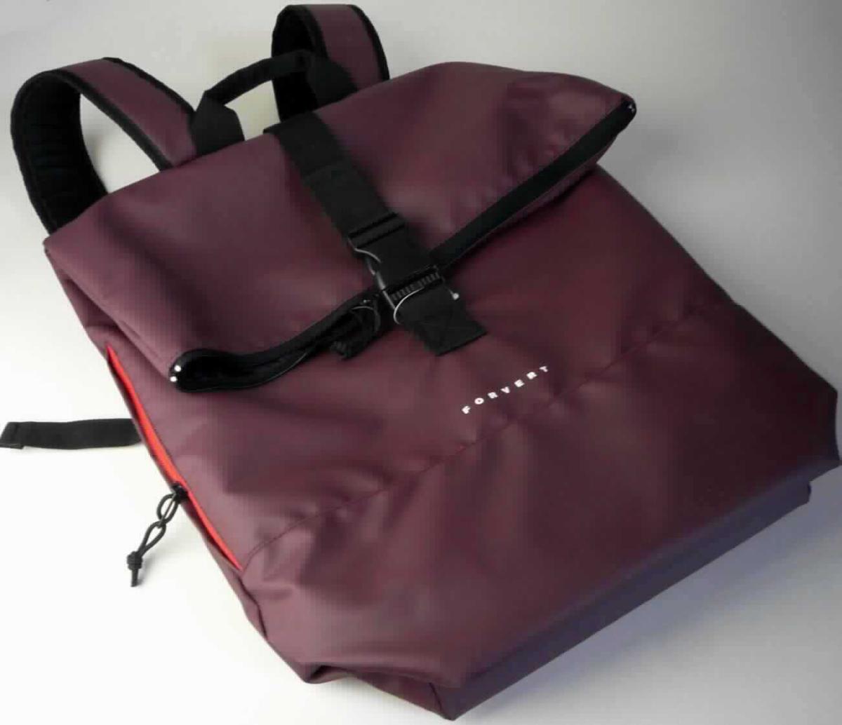 Rucksack, Forvert-Rucksack Backpack Tarp Lorenz (Art. 880816), Foto siehe Anlage, 
- mit einer flächenmäßig überwiegenden Außenseite aus Kunststofffolien (charakterbestimmend) auf einer 
  Unterlage aus Geweben aus Spinnstoffen  und einer Außenseite aus Spinnstoffen am gepolsterten Rückenteil, 
- mit einer Handtrageschlaufe und zwei längenverstellbaren, gepolsterten Rückentragegurten, 
- an einer Schmalseite mit einem eingesetzten Reißverschlussfach,
- mit einem in der Art einer Überschlagklappe umgeschlagenen oberen Rand; mit einem Schnappverschluss,
- mit einem Hauptfach; mit einem entlang des oberen Randes verlaufenden Reißverschluss zu öffnen,
- innen mit einem eingesetzten Reißverschlussfach; gefüttert,
- mit den Abmessungen von ca. 42 cm (Breite) x 48 cm (Höhe) x 18,5 cm (Tiefe).  

"Rucksack, mit Außenseite aus Kunststofffolien"