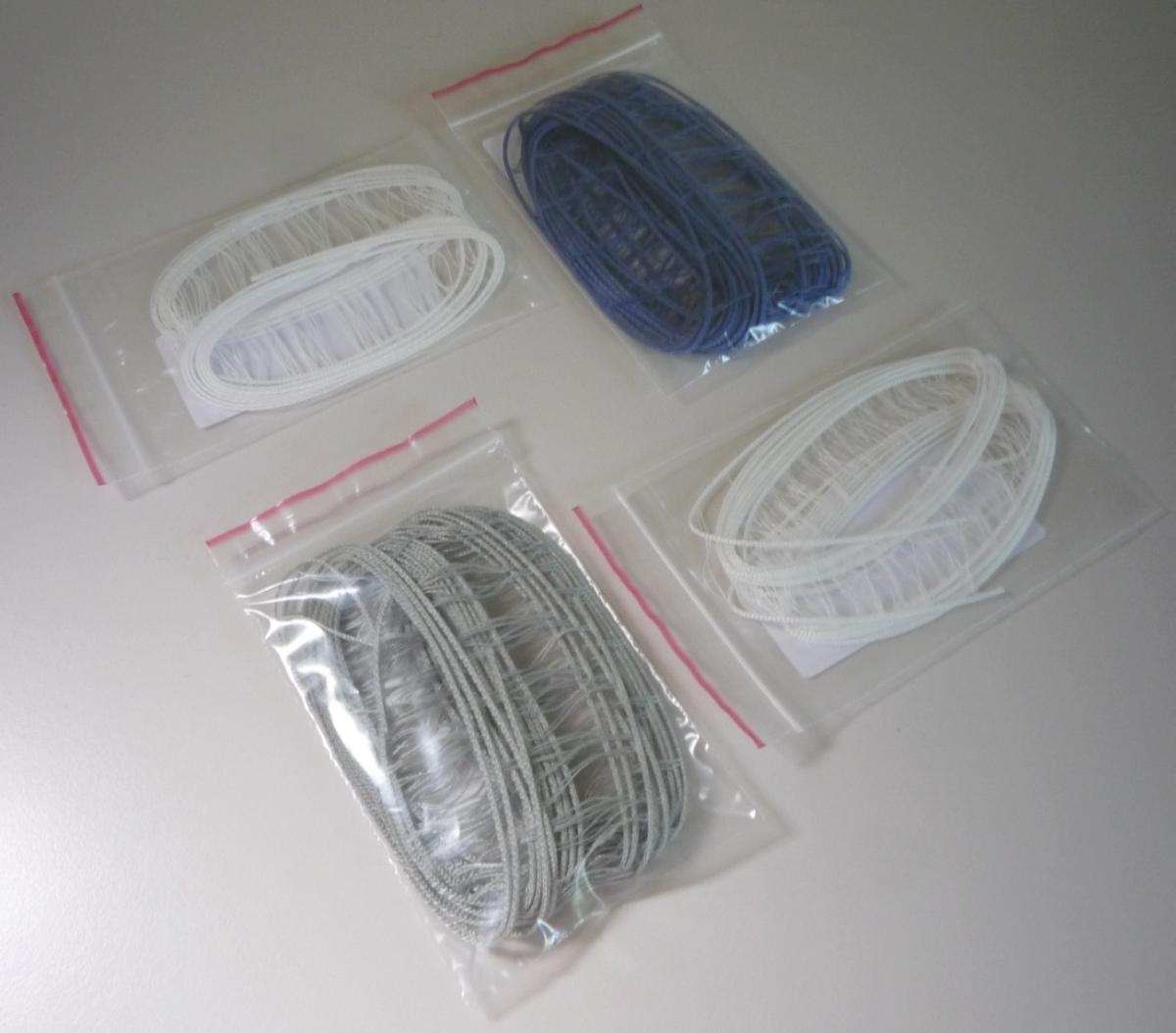 Gewirke, sog. Kordelleiter, Foto siehe Anlage,
- als Meterware,
- mit unterschiedlichen Breiten, laut Antrag zwischen 20,5 mm und 37 mm,
- aus einem gefärbten Kettengewirke,
- aus synthetischen Chemiefasern (laut Antrag Polyester),
- keine Elastomergarne oder Kautschukfäden enthaltend,
- keine Raschelspitze,
- in Abständen von ca. 2 cm mit ca. 20,5 mm bis 37 mm langen Schussflottungen versehen.

"Gewirke, mit einer Breite von weniger als 30 cm, anderes als solche der Positionen 6001 und 6002,
  aus synthetischen Chemiefasern, keine Raschelspitze"