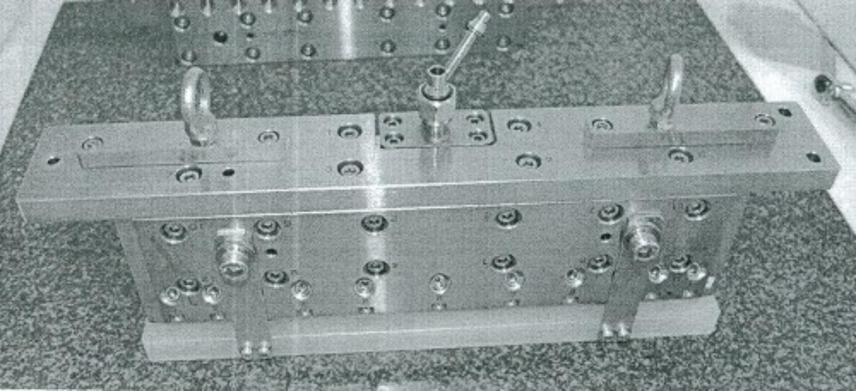 Sog. Montage- und Transportplatte
- in Form einer maßhaltig gefertigten, maschinenspezifischen Platte aus unedlem
   Metall, mit rechteckigem Grundriss (Abmessungen L x B x H: 424 x 60 x 15 mm)
   und in bestimmten Abständen angeordneten Montagebohrungen sowie einer
   mittigen Aussparung (Abbildung siehe Anlage),
- zum dauerhaften Verbinden mit einer zum Einbau in eine Anlage zum Auftragen
  von Beschichtungsmaterialien durch Sprühtätigkeit (Slot-Die-Beschichtungsanlage)
  bestimmten Baugruppe,
- zur Ermöglichung der Handhabung und des Transports der Baugruppe.

"Teil, erkennbar ausschließlich für mechanische Apparate zum Verspritzen von Flüssigkeiten
 bestimmt, keine Ware der TARIC-Codes 8424 9020 00 bis 8424 9080 20 - sog. Montage-
 und Transportplatte"