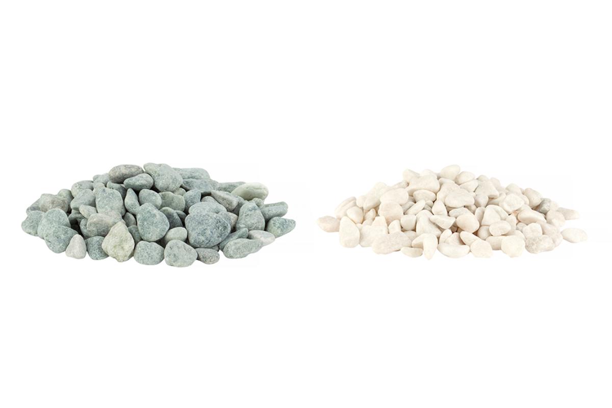 Angaben:
Dekosteine im Netz; 1 kg; farbig sortiert (Farbe: weiß, grau); Material: Marmor, poliert.

Warenbeschaffenheit:
Weiße, unregelmäßig geformte Steine mit glatter Oberfläche (Größe: ca. 1 - 3 cm), verpackt in einem Kunststoffnetz.

Befund:
Bearbeitete Werksteine und Waren daraus, Marmor.