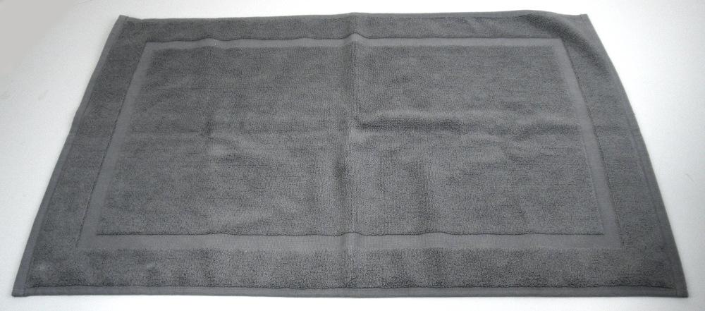 Fußbodenbelag, sog. Badematte, Foto siehe Anlage,
- rechteckig, mit den Abmessungen von laut Antrag 50 cm x 80 cm,
- aus einem einfarbigen Schlingengewebe nach Art der Frottiergewebe aus laut Antrag Baumwolle,
- an allen Rändern durch Umschlagen und Festnähen gesäumt (somit konfektioniert),
- wird als Vorleger vor die Badewanne oder Dusche gelegt,
- erfüllt die Bedingungen zur Einreihung als Fußbodenbelag.

"Fußbodenbelag, aus Spinnstoffen, gewebt, weder getuftet noch beflockt, konfektioniert, kein Kelim,
 Sumak, Karamanie und ähnlicher handgewebter Teppich, kein Fußbodenbelag aus Kokosfasern,
 mit Flor, aus Baumwolle"