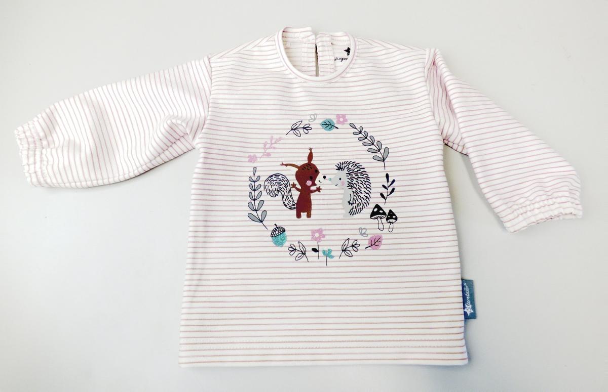 Bluse, sog. Shirt, Art. 5662001, Größe 50, Foto siehe Anlage,
- in einem Polybeutel verpackt,
- aus ca. 0,6 mm dicken, buntgewirkten Gewirken aus laut Antrag 95 % Baumwolle und 
  5 % Elasthan (synthetische Chemiefasern),
- über die Taille reichend (Rückenlänge: ca. 29 cm),
- mit einem runden Halsausschnitt,
- hinten mit einer kurzen Öffnung mit Knopfverschluss,
- mit langen Ärmeln; an den Ärmelenden mit verengenden Bündchen,
- vorn mit einem Motiv bedruckt,
- am unteren Rand durch Umschlagen und Festnähen gesäumt,
- ist für Kleinkinder mit einer Körpergröße von bis zu 86 cm bestimmt.

"Kleidung für Kleinkinder (Bluse), aus Gewirken, aus Baumwolle"