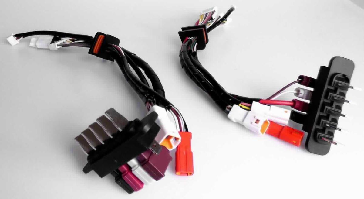 Kabelsatz, M0043924,
- aus unterschiedlich langen, isolierten, elektrischen Kabeln bestehend,
- teilweise mit Kabel-Spiralschlauch umhüllt,
- in einer speziellen Halterung zusammengefasst,
- auf einer Seite mit 5 und auf der anderen Seite mit 4 unterschiedlichen Anschlussstücken versehen,
- konfektioniert für den Einbau in Elektrofahrräder.

Die Ware ist als "isoliertes elektrisches Kabel mit Anschlussstücken, kein Wickeldraht, kein Koaxialkabel oder
anderer koaxialer elektrischer Leiter, Kabelsatz von der für Beförderungsmittel verwendeten Art, nicht für zivile
Luftfahrzeuge, nicht von den TARIC-Unterpositionen 8544 3000 30 bis 8544 3000 85 erfasst" einzureihen.