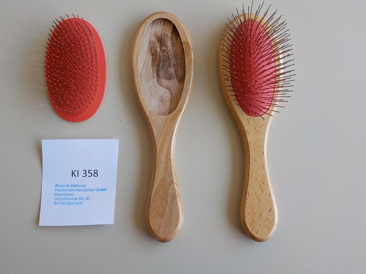 Bei der zu begutachtenden Ware ("Kautschukkissen")handelt es sich um eine unvollständige Haarbürste in Form einer ca. 5,6 x 10,2 cm großen, ovalen Scheibe aus Kautschuk, welche mit einem Einzugsmaterial in Form von einzelnen Metallstiften (L ca. 2,5 cm) versehen ist. An der Unterseite ist das Erzeugnis mit einem Spinnstoffgewebe unterlegt.

Das Erzeugnis weist bereits die wesentlichen Merkmale der fertigen Ware (Haarbürste) auf.

Die Ware ist als unfertige "Haarbürste" einzureihen.