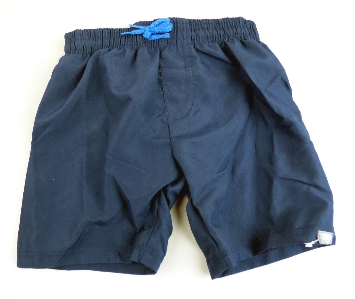 Badehose, Art. 2502035, Größe 110/116, Foto siehe Anlage,
- aus ca. 0,2 mm dicken, einfarbigen Geweben aus laut Antrag 100 % Polyester (synthetische Chemie-
  fasern),
- in der Taille abschließend; mit einem elastischen Taillenbund mit Tunnelzug,
- vorn mit einer Pattenattrappe versehen,
- ohne Öffnung und ohne Verschluss, ohne Hinweise auf den Trägerkreis (unisex),
- mit kurzen Hosenbeinen,
- mit einem eingenähten Innenslip,
- an den Beinabschlüssen durch Umschlagen und Festnähen gesäumt,
- lässt nach Schnitt, Material und Ausstattung erkennen, dass sie dazu bestimmt ist,  ausschließlich oder
  hauptsächlich als Badekleidung getragen zu werden.

"Badehose, aus Geweben, für Mädchen"