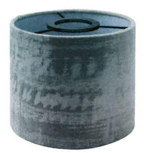 Bei dem sog. Lampenschirm Vintage, Art. Nr. 2900024015, handelt es sich im Wesentlichen um einen etwa 140 mm x 120 mm (d x H) großen, zylindrischen Lampenschirm mit einem Gestell aus Metall und einem Bezug aus textilem Material. Das Erzeugnis ist erkennbarer und notwendiger Bestandteil eines elektrischen Beleuchtungskörpers.

Es liegen keine Hinweise auf manuelle Fertigung vor.

Die Ware ist als "Teil eines Beleuchtungskörpers, anderweit weder genannt noch inbegriffen, aus Spinnstoffen und Metall, nicht für zivile Luftfahrzeuge, nicht handgearbeitet" einzureihen.