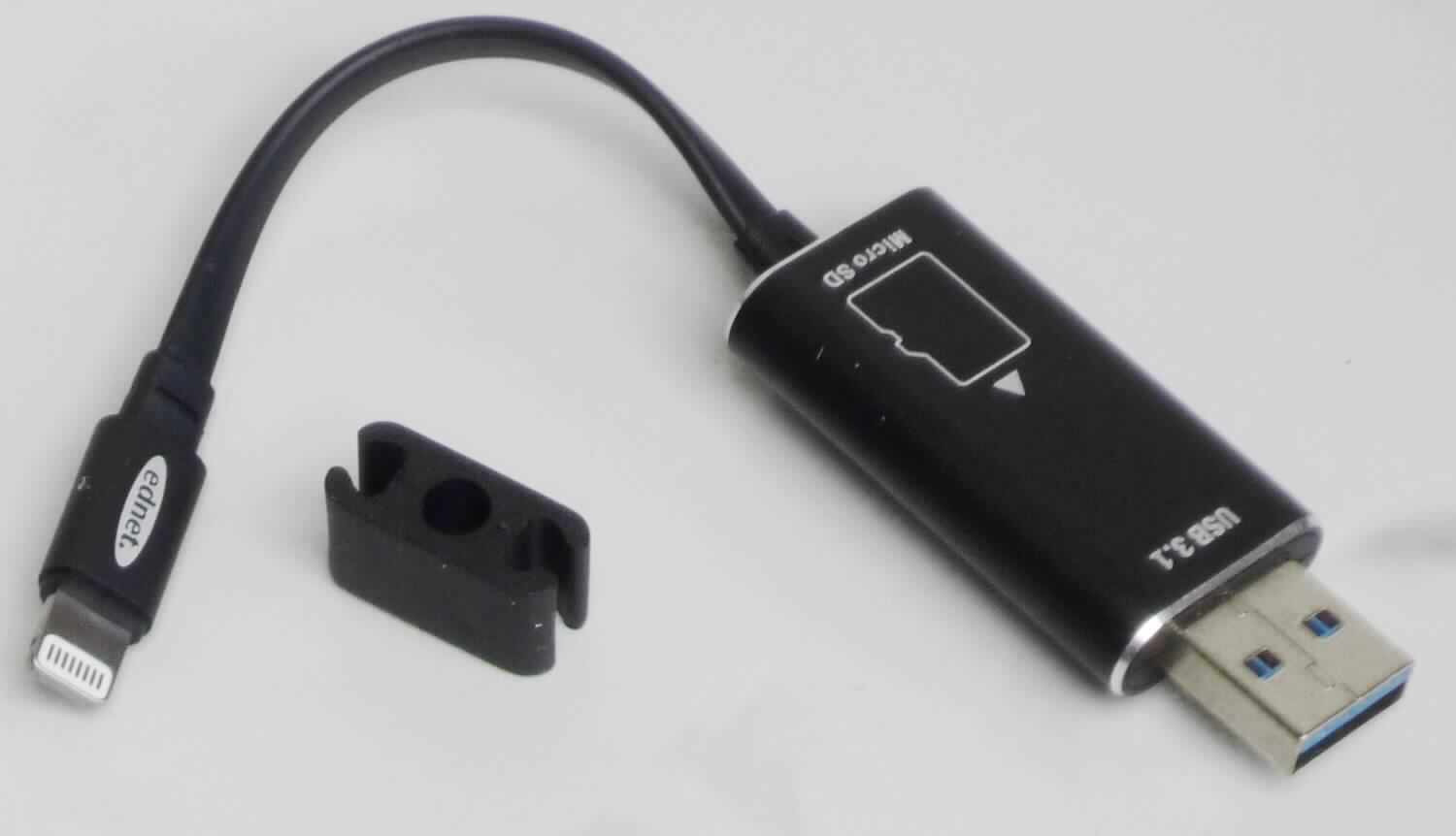 Bei dem Artikel "Smart Memory, Speichererweiterung" handelt es sich um eine Warenzusammenstellung, bestehend aus einem Speicherkartenlese- und Schreibgerät in Form eines USB-Sticks mit Kabelanschluss (charakterbestimmend in Bezug auf die Verwendung), einer Kabelbefestigung (Clip) und einer Bedienungsanleitung, aufgemacht in einer gemeinsamen Verkaufsumschließung.

Das Gerät besteht aus einer mit aktiven und passiven Bauelementen bestückten, gedruckten Schaltung in einem Metallgehäuse mit USB-Anschluss (USB 3.1 Gen 1, Stecker Typ A), einem Einschubschacht für Micro-SD Speicherkarten (nicht enthaltend) sowie einem fest angebrachten Kabel mit Anschlussstück (Apple Lightning 8-Pin Stecker). 

Der Herstellerkonzeption zufolge ist das Gerät - nach dem Einstecken einer MicroSD Karte (bis zu 256 GB) - insbesondere als Speichererweiterung für ein iPhone® oder iPad® bestimmt; ebenso ist eine Verwendung als Datenkabel oder Speichererweiterung zum Anschluss an einen PC / Notebook möglich. 

Die kennzeichnende Haupttätigkeit des aus Kartenlese-/Schreibgerät und Datenkabel bestehenden Gerätes ist das Lesen und Beschreiben von digitalen Speichermedien (Micro-SD-Karten) nach Anschluss an eine automatische Datenverarbeitungsmaschine. Das Gerät ist von der hauptsächlich in automatischen Datenverarbeitungsystemen verwendeten Art, an die Zentraleinheit anschließbar und in der Lage, Daten in einer vom System verwendbaren Form zu empfangen und zu liefern.

Die Ware wird als "andere Speichereinheit für automatische Datenverarbeitungsmaschinen, nicht von den Unterpositionen (KN) 8471 7020 bis 8471 7080 erfasst" eingereiht.

Anlage: 1 Abbildung