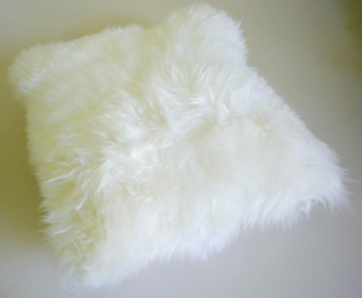 Kissen aus Pelzfellen, sog. Schaffell Kissen, Foto siehe Anlage,
aus verschiedenen Bestandteilen zusammengesetzte Ware, bestehend aus
- einer Kissenhülle (Bezug),
- - aus Pelzfellen an einer Seite der Kissenhülle,
- - - einem mit dem Haarkleid gegerbten und zugerichteten Fell vom Schaf (laut Antrag),
- - aus Gewirken aus Spinnstoffen (laut Antrag: 100 % Polyester) an der anderen Seite der Kissenhülle,
- - das Pelzfell bestimmt aufgrund seiner Zierwirkung den wesentlichen Charakter der Kissenhülle,
- - an der aus Spinnstoffgewirken bestehenden Seite mit einer Öffnung mit Reißverschluss,
- - in den Abmessungen von ca. 32 cm x 32 cm,
- - in verschiedenen Farben,
- einem herausnehmbaren Kissen (den Bettausstattungen ähnliche Ware),
- - mit einer Hülle aus einem Spinnstofferzeugnis,
- - mit einer Füllung aus einem Wattierungsstoff aus Spinnstoffen (laut Antrag: 100 % Polyester),
- die Kissenhülle aus Pelzfellen bestimmt nach dem Wert und dem äußeren Erscheinungsbild
  (Zierwirkung) den wesentlichen Charakter der zusammengesetzten Ware.

"Andere Ware (Kissen) aus Pelzfellen"