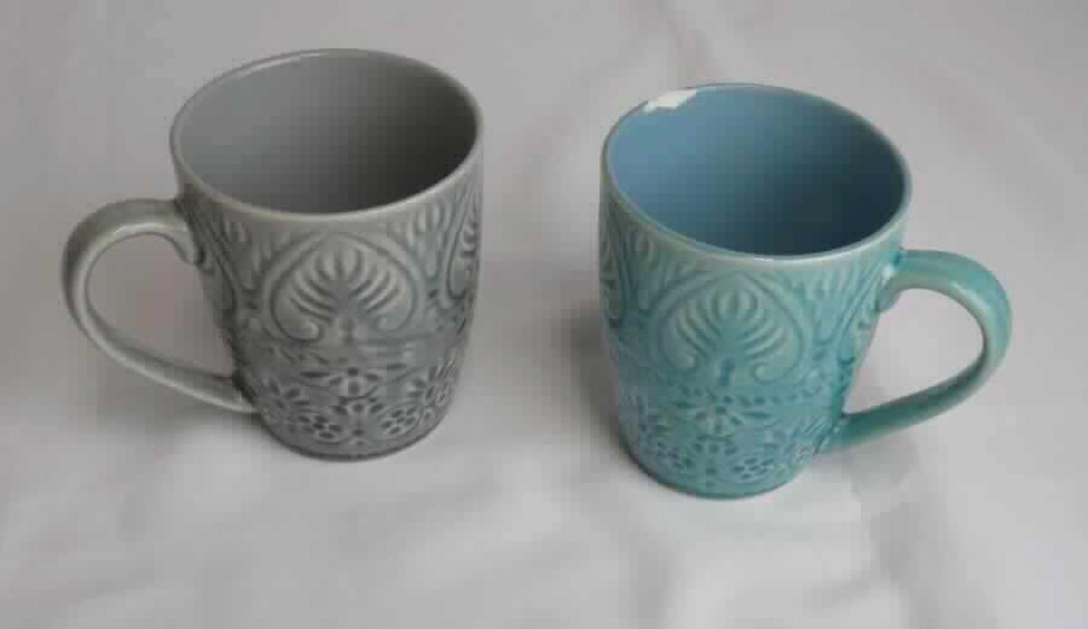 Keramisches Geschirr, sog. Tasse Sumatra (türkis), Art.-Nr. 10215154, Foto siehe Anlage, 
- glasierte, becherartige Tasse mit Henkel, 
- außen mit floralen, leicht erhabenen Verzierungen versehen,
- mit einem Durchmesser (oben) von ca. 8,5 cm und einer Höhe von ca. 10 cm, 
- keramisches Erzeugnis, nach der Formgebung gebrannt, tonmineralhaltiges Material enthaltend, 
- nach dem Ergebnis der wissenschaftlichen Untersuchung handelt es sich bei der Keramik weder 
  um Porzellan noch um gewöhnlichen Ton, Steinzeug, Steingut oder feine Erden; 
  die Tasse ist damit als Geschirr aus "anderer Keramik" anzusehen.

"Keramisches Geschirr (Tasse), aus anderer Keramik als Porzellan, gewöhnlicher Ton, Steinzeug, Steingut
 oder feine Erden"
