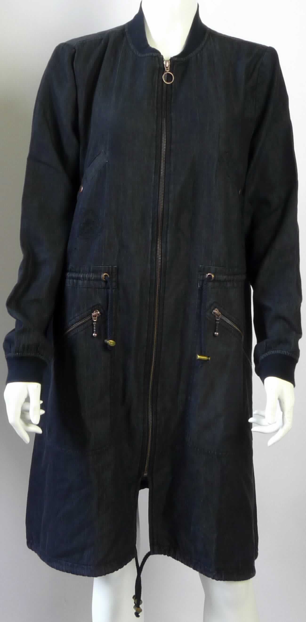 Mantel, sog. Parka, Art. 81105, Größe M, Foto siehe Anlage,
- aus ca. 0,5 mm dicken, buntgewebten Geweben aus laut Antrag 100 % Baumwolle,
- durchgehend gefüttert,
- mit einem Stückgewicht von ca. 690 Gramm, 
- über die Knie reichend (Rückenlänge: 105 cm); von ca. 7 cm kürzer gearbeitet, 
- mit einem gerippt gewirkten Stehkragen,
- vorn mit einer durchgehenden Öffnung mit Reißverschluss, 
- ohne Hinweise auf den Trägerkreis (unisex), 
- in Taillenhöhe mit einem Tunnelzug zu verengen,
- mit langen Ärmeln, an dem Ärmelenden gerippt gewirkten Bündchen ausgestattet,
- mit zwei eingesetzten Brusttaschen mit Druckknopfverschluss und zwei aufgesetzten Taschen mit Reißverschluss 
  unterhalb der Taille,
- hinten unterhalb des Nackens und vorn unterhalb der Brusttaschen mit Stickereien verziert,
- am unteren Rand mit einem Tunnelzug ausgestattet,
- u. a. aufgrund der leichten Gewebe kein Parka,
- wird im Allgemeinen über jeder anderen Kleidung und zum Schutz gegen das Wetter getragen, somit kein Kleid.

"Mantel, aus Geweben, für Frauen, aus Baumwolle, mit einem Stückgewicht von weniger als 1 kg, kein Parka"