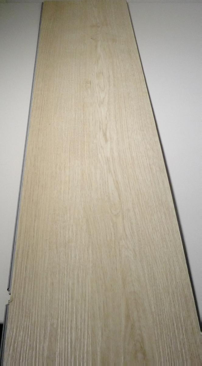 Angaben des Antragstellers:
Click-Vinyl Pierson Oak
aus PVC, Calciumcarbonat, Stabilisator
Maße: 3,5 x 180 x 1220 mm

Feststellungen an einem Warenmuster:
Es wurde eine ca. 122,5 x 18,5 cm große Diele (Dicke: ca. 0,3 cm) aus einem gefüllten Kunststoff mit Nut und Feder vorgelegt.
Die Diele ist auf der Sichtseite mit einem Muster in Holzoptik in verschiedenen Brauntönen versehen.

Befund:
Die Ware ist als Bodenbelag aus Polymeren des Vinylchlorids in die Unterposition (KN) 3918 1090 einzureihen.