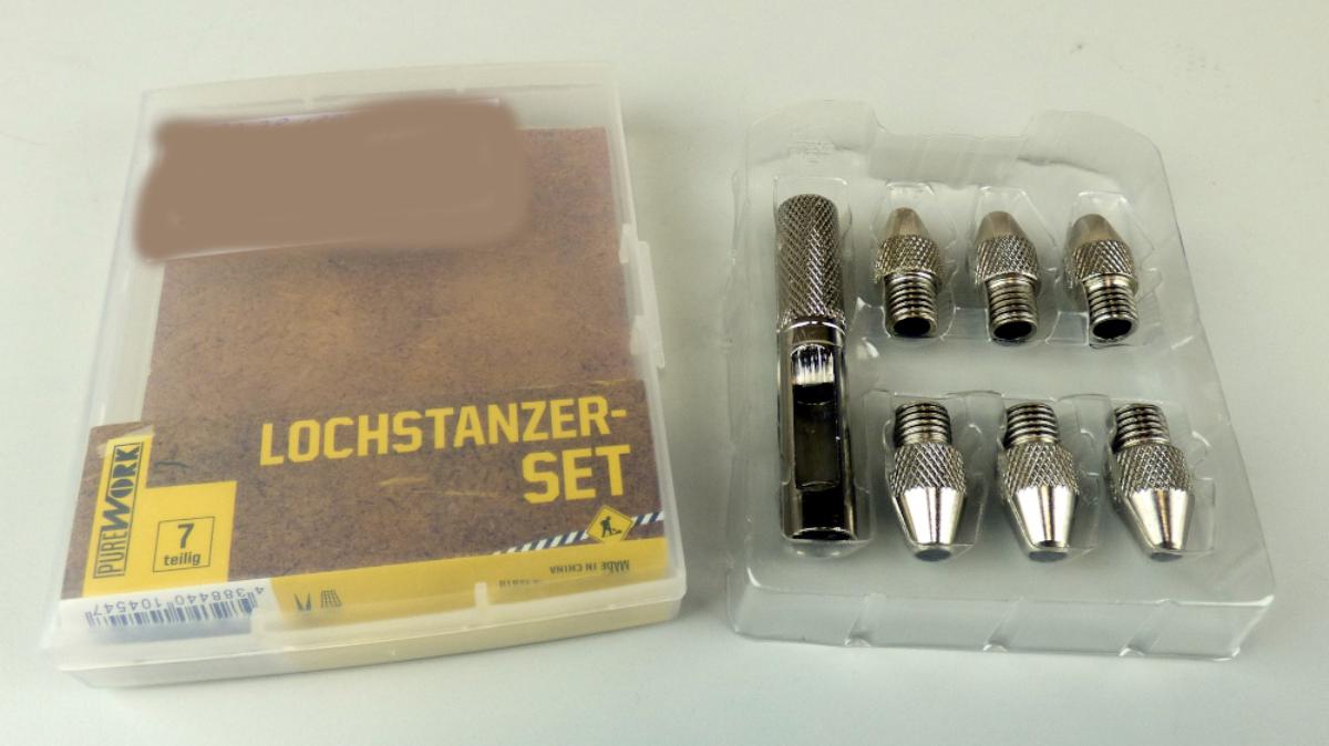 "Lochstanzer Set";
Warenzusammenstellung in Aufmachung für den Einzelverkauf, bestehend aus

- einem mit freien Arm zu handhabenden, noch nicht zusammengesetzten Lochstanzer
  bestehend aus einem zylindrischen Schaft aus Stahl, im vorderen Bereich hohl und mit
  einem Innengewinde versehen, am hinteren Ende massiv, außen mit geriffelter Grifffläche
  und einer konisch zulaufenden, vollständig aus Stahl gefertigten, hohlen Spitze (arbeitender
  Teil), vorne mit kreisrunder Öffnung und am hinteren Ende mit einem Außengewinde
  versehen

- fünf konisch zulaufenden, vollständig aus Stahl gefertigten, hohlen Spitzen, vorne mit
  kreisrunden Öffnungen unterschiedlicher Durchmesser versehen; diese werden fallweise
  in den o. a. Schaft eingeschraubt (= auswechselbare Werkzeuge)

- zum Ausstanzen von unterschiedlich großen, kreisrunden Löchern in unterschiedlichen
  Materialien (z. B. Gummi, Leder, Filz und Schaumstoff)

- gemeinsam in einer Kunststoffbox mit Pappeinleger verpackt

- die auswechselbaren Werkzeuge sind aufgrund der Menge und des Wertes charakterbestimmend

Abbildung siehe Anhang

Derartige Erzeugnisse gehören als "auswechselbare Stanzwerkzeuge zur Verwendung in
nicht mechanischen Handwerkzeugen, mit arbeitendem Teil aus unedlem Metall, nicht für die
Metallbearbeitung, " zur Codenummer 8207 3090 00 0 des Zolltarifs.