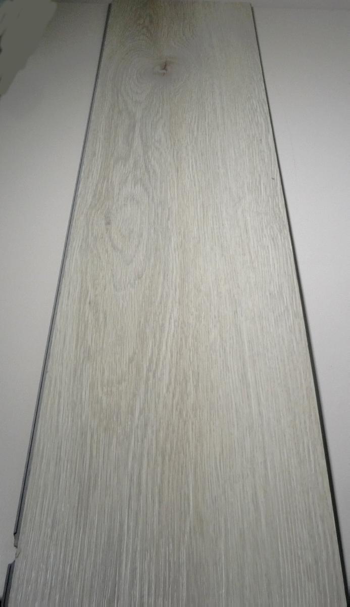 Angaben des Antragstellers:
Click-Vinyl Summerset Oak
aus PVC, Calciumcarbonat, Stabilisator
Maße: 3,5 x 180 x 1220 mm

Feststellungen an einem Warenmuster:
Es wurde eine ca. 122,5 x 18,5 cm große Diele (Dicke: ca. 0,3 cm) aus einem gefüllten Kunststoff mit Nut und Feder vorgelegt.
Die Diele ist auf der Sichtseite mit einem Muster in Holzoptik in verschiedenen Graustufen versehen.

Befund:
Die Ware ist als Bodenbelag aus Polymeren des Vinylchlorids in die Unterposition (KN) 3918 1090 einzureihen.