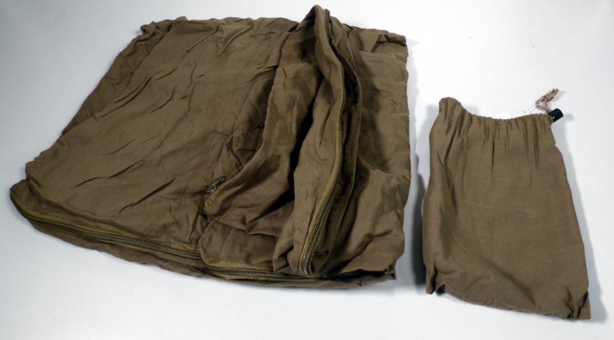 Bettwäsche, sog. Hüttenschlafsack "Lusen", Foto siehe Anlage,
- in einem einfachen Beutel aus Spinnstoffen mit Tunnelzug [übliche Verpackungen im Sinne der AV 5 b)]
  verpackt,
- flachliegend annähernd rechteckig, laut Antrag in den Abmessungen von 210 cm x 70 cm,
- aus ca. 0,2 mm dicken, einfarbigen Geweben aus laut Antrag 100 % Baumwolle,
- zu einem Schlafsack zusammengenäht, an einer Schmalseite offen und mit einem länger gearbeiteten
  Rückteil, das mit einem umgeschlagenen und festgenähten "Kopfkissenfach" endet,
- an der anderen Schmalseite und einer Längsseite mit einem Reißverschluss mit einem Schieber
  ohne Verriegelungsstift ausgestattet,
- durch Zusammennähen konfektioniert,
- wird üblicherweise gewaschen und kennzeichnet sich nach dem Verwendungszweck und der Material-
  beschaffenheit als Bettwäsche (somit keine Ware der Position 6307),
- wegen des leichten, nicht widerstandsfähigen Materials keine Campingausrüstung der Position 6306,
- ohne Polsterung oder Füllung; somit keine Ware der Position 9404.

"Bettwäsche, aus Spinnstoffen, aus Geweben, nicht bedruckt, aus Baumwolle"