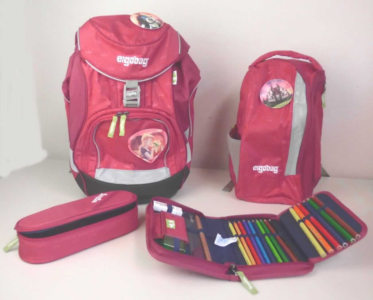 Warenzusammenstellung, bestehend aus einer Schultasche, einem Rucksack, einem Schüleretui mit Inhalt, 
einem Schlampermäppchen und einer Heftebox, Foto siehe Anlage,
- in Aufmachung für den Einzelverkauf; zur Befriedigung eines speziellen Bedarfs zusammengestellt,
- Schultasche:
- - mit einer Außenseite aus Spinnstoffen,
- - - vorn und an den Seiten mit reflektierenden Zuschnitten,
- - am Bodenteil formgebend verstärkt,
- - mit einer Handtrageschlaufe, zwei Rückentragegurten, einem Brustgurt und einem Hüftgurt (alle Gurte
    längenverstellbar), 
- - mit einem gepolsterten Rückenteil, 
- - mit einem aufgesetzten Vorfach mit Reißverschluss; innen mit einer Halteschlaufe für eine Trinkflasche,
- - an beiden Schmalseiten mit einem eingesetzten Reißverschlussfach,
- - mit einem Hauptfach:
- - - mit einer Überschlagklappe mit einem magnetischen Schiebeverschluss (sog. Slider),
- - - am oberen Rand mit einem Tunnelzug,
- - - an der Vorderseite mit einem netzartigen Reißverschlussfach, an der Rückseite mit einem großen, offenen
      Einsteckfach ausgestattet,
- - - mit einem abklettbaren Trennsteg,
- - mit abklettbaren Stickern verziert,
- - in den Abmessungen: ca. 30 cm (Breite) x 45 cm (Höhe) x 25 cm (Tiefe),
- - ohne Hinweise auf Handarbeit,
- - stellt sich aufgrund der Gesamterscheinung (Aussehen, Ausstattung und Form) als schultaschentypisch dar,
- Rucksack (sog. Sportbeutel):
- - mit einer Außenseite aus Spinnstoffen; vorn mit einem reflektierenden Zuschnitt,
- - mit einem gepolsterten Handtragegriff und zwei gepolsterten, längenverstellbaren Rückentragegurten,
- - an einer Schmalseite mit einem offenen Einsteckfach, auf der anderen Schmalseite mit einem Reißverschluss-
    fach (Schuhfach),
- - mit einem Hauptfach mit Reißverschluss,
- - zur Befestigung an der Schultasche mit Klickverschlüssen,
-  Schüleretui (ähnliches Behältnis) mit Inhalt: 
- - mit einer Außenseite aus Spinnstoffen,
- - mit einem dreiseitig umlaufenden Reißverschluss, 
- - gefüllt mit Stiften, einem Lineal, einem Radiergummi, einem Spitzer und einem Stundenplan,
-  Schlampermäppchen (ähnliches Behältnis):
- - mit einer Außenseite aus Spinnstoffen,
- - mit einem entlang des oberen Randes verlaufenden Reißverschluss,
- Heftebox (Büro- oder Schulartikel),
- - aus Kunststoff im Sinne der Anmerkung 1 zu Kapitel 39,
- - oben offen gearbeitet, 
- die Schultasche bestimmt aufgrund ihrer Bedeutung in Bezug auf die Verwendung den wesentlichen
  Charakter der Warenzusammenstellung.

"Schultasche, mit Außenseite aus Spinnstoffen, nicht handgearbeitet"