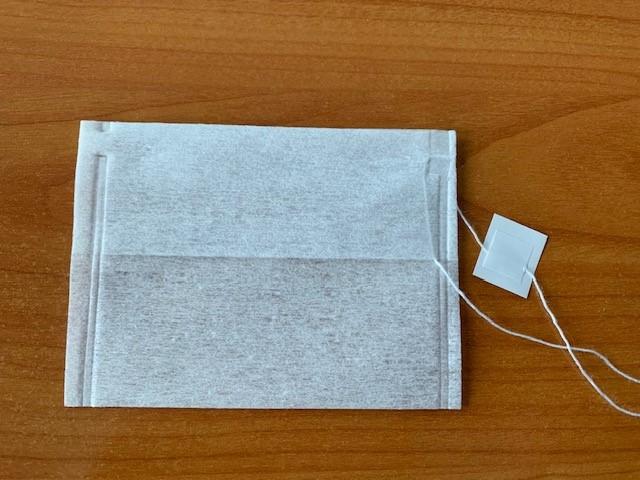 Filterbeutel, sog. Filter zum Befüllen von Tee (einmaliger Gebrauch), Foto siehe Anlage,
- in annähernd rechteckiger Form, flachliegend in den Abmessungen (H x B) von ca. 9,5 cm x 7 cm,
- taschenförmig, mit einem Fach, in das loser Tee eingefüllt wird, und einem breit umgeschlagenen Rand,
  der als Lasche über das Fach nach dem Befüllen gestülpt wird,
- aus punktuell thermisch verfestigtem Vliesstoff aus laut Antrag 30 GHT Baumwolle und
  70 GHT synthetischer Spinnstoff, 
- an den Rändern durch Zusammenfügen konfektioniert,
- mit einem ca. 18 cm langen Bindfaden mit einem kleinen Papieretikett versehen,
- ohne Hinweise auf Handarbeit,
- dient laut Antrag als Filterbeutel zur Zubereitung von Tee,
- erfüllt nicht die Bedingungen zur Einreihung in die Position 6305, da der Beutel weder auf eine be-
  stimmte Warenmenge abgepasst ist noch zu Verpackungszwecken im Sinne der Position 6305 dient.

"Andere konfektionierte Ware (Filterbeutel für Tee), aus Spinnstoffen, aus Vliesstoffen"