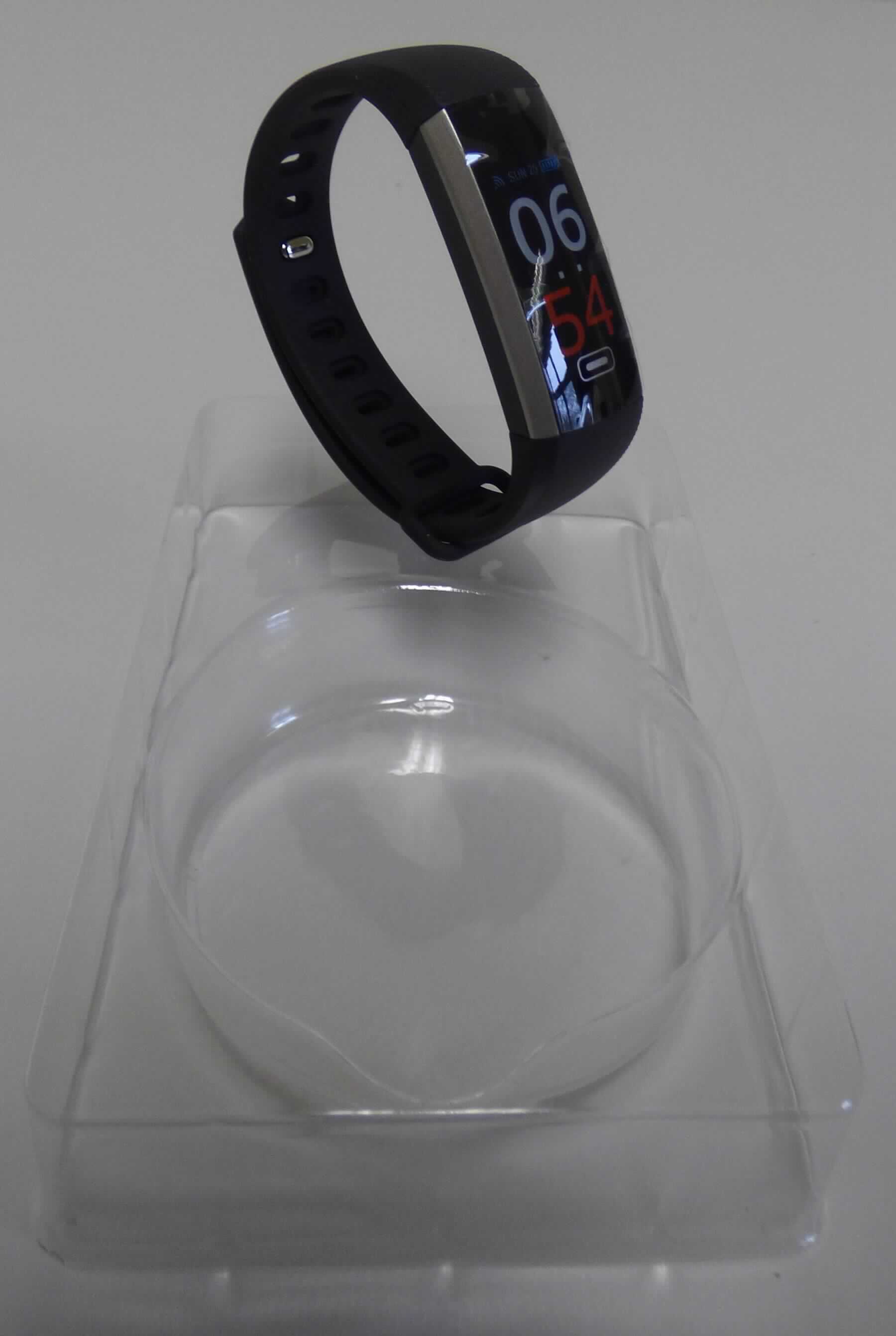 Das Erzeugnis, ein sog. Fitness Tracker, Art.-Nr. 894-00, besteht aus einer OLED-Anzeige, einem Bluetooth-Modul, einem 3-Achsen-Bewegungssensor, einem Herzfrequenzmesser, einem Vibrationsmotor, einem Akkumulator und einem Schwingsystem als Zeitteiler in Form eines piezoelektronischen Quarzes in einem etwa 4 x 2 x 1 cm großen Kunststoffgehäuse mit einem flexiblen, abnehmbaren Kunststoffarmband mit diversen Löchern und einem Metallverschluss zur Befestigung am Handgelenk. Nach Abnahme des Armbandes dient die Halterung als USB-Anschluss zum Aufladen der Ware.

Der Fitness Tracker stellt sich als zusammengesetzte Ware dar, bestehend aus einer elektrisch betriebenen Armbanduhr mit optoelektronischer Anzeige der Uhrzeit (Stunden und Minuten), dem Aktivitätstracker mit Bluetooth-Modul zur kabellosen Datenübertragung zu einem kompatiplen Smartphone, mit den Funktionen Schrittzählung, zurückgelegte Strecke, Kalorienverbrauch, Alarmfunktion bei Bewegungsmangel, Herzfrequenzmessung, Messung der Sauerstoffsättigung und des Blutdruckes sowie Auslösen der Kamera des Smartphones, Anzeige von Benachrichtigungen (SMS, Anrufe), Wecker (per Vibration oder akustisch) und Schlafüberwachung (Dauer und Qualität).

Ein charakterbestimmender Bestandteil innerhalb der zusammengesetzten Ware ist nicht ermittelbar, so dass die Einreihung in die zuletzt genannte Position der gleichermaßen in Betracht kommenden Positionen erfolgt.

Die Ware ist gemeinsam mit einer Bedienungsanleitung in einem mit Produktinformationen bedruckten Karton verpackt.

Das Erzeugnis ist als "Armbanduhr, mit Gehäuse aus Kunststoff, elektrisch betrieben, nur mit optoelektronischer Anzeige" einzureihen.