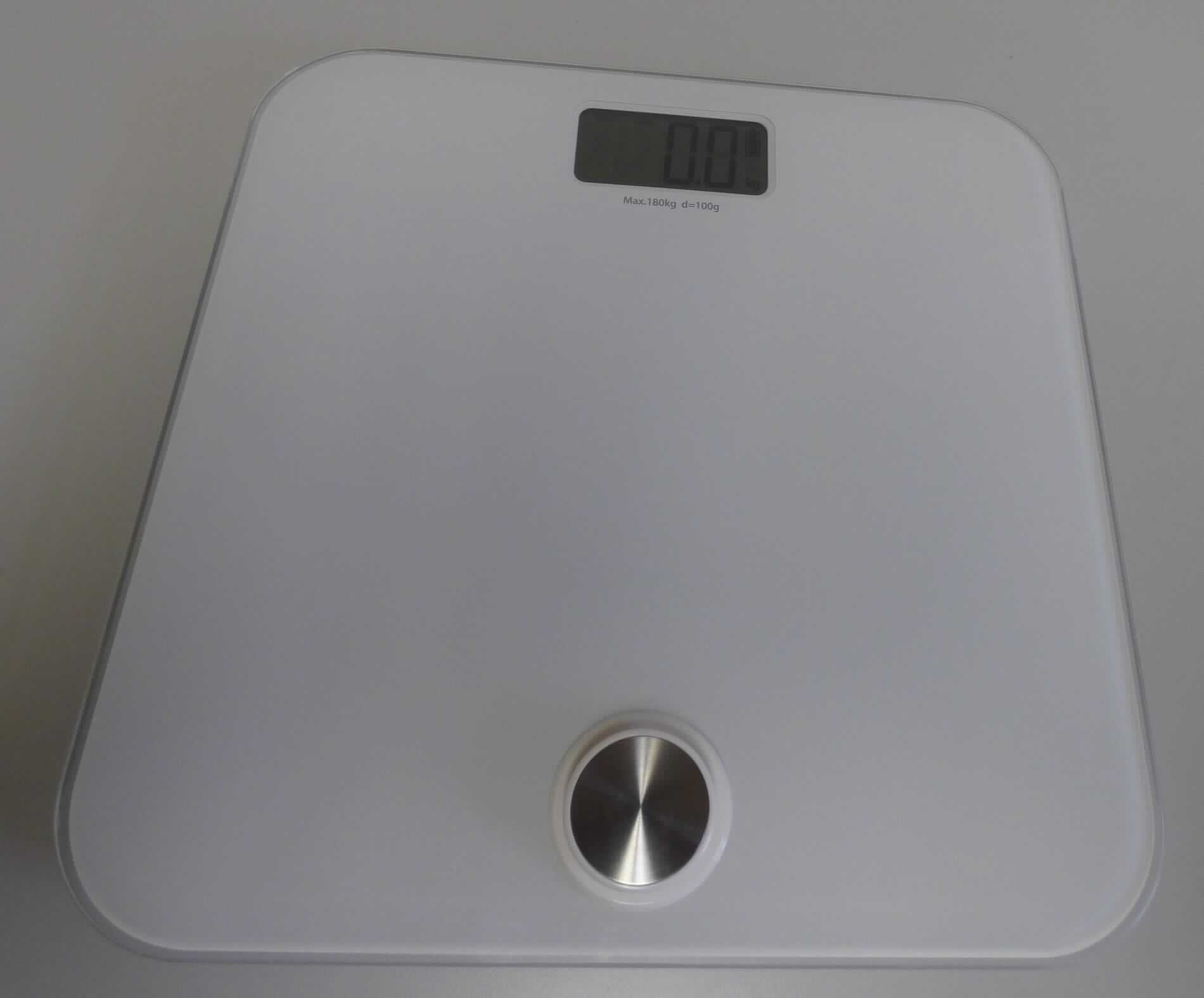 Personenwaage, Art.Nr.: 403-00.002,
- aus einer quadratischen Glastrittfläche (Abmessungen LxBxH: ca. 300 x 300 x 30 mm), LCD-Display, 
  eingebautem Dynamo und Betätigungsknopf sowie Abschaltautomatik (Abbildung siehe Anlage),
- durch mehrmaliges Betätigen des Dynamoknopfes wird die Waage eingeschaltet,
- mit einer Empfindlichkeit von 100 g,
- zum Wiegen von Personen bis zu einem Gewicht von 180 kg.

"Waage mit einer Empfindlichkeit von mehr als 50 mg, Personenwaage, keine Haushaltswaage - Personenwaage"