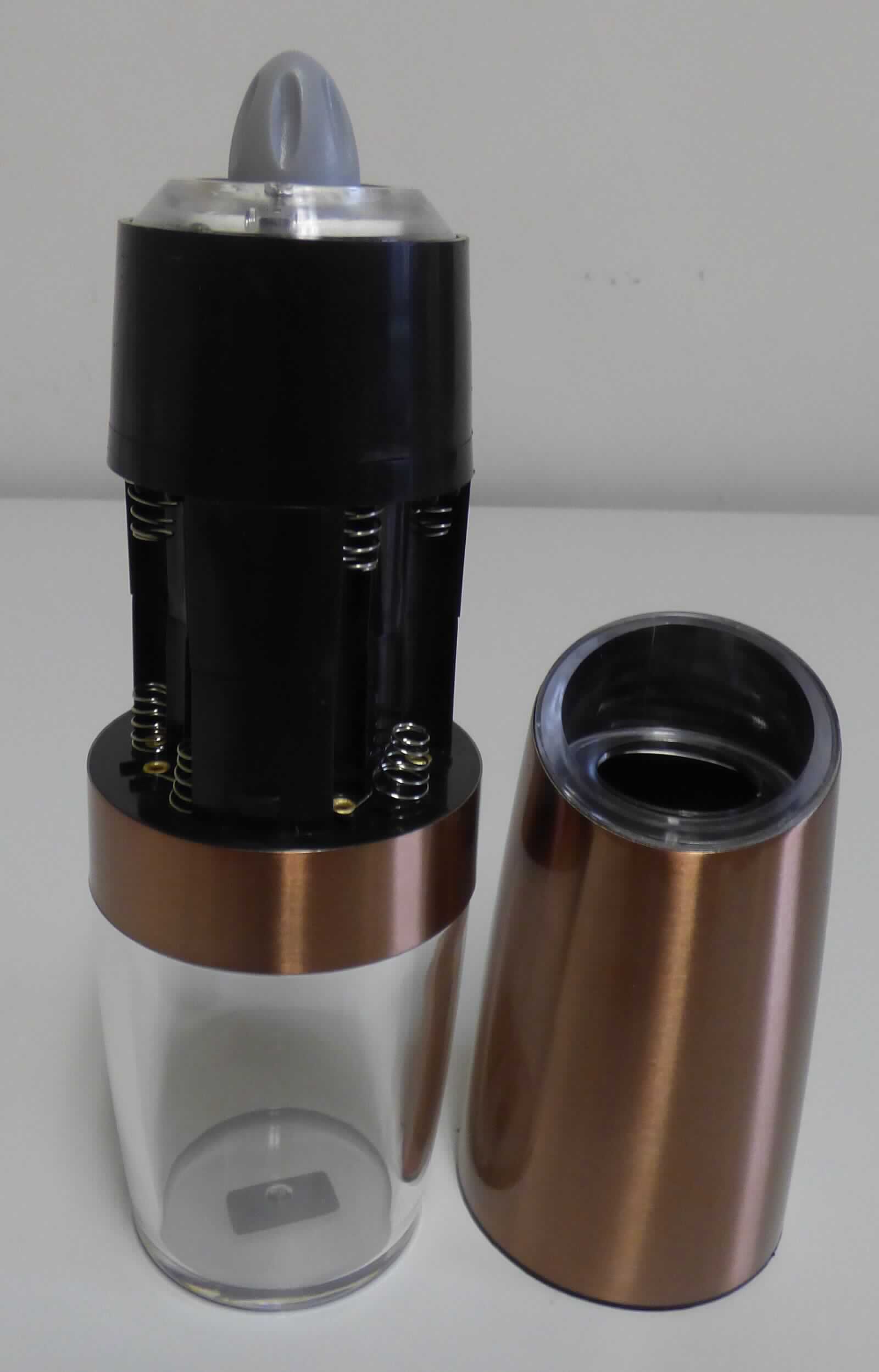 Pfeffermühle, Art.Nr.: 959-00,
- aus einem nahezu zylindrigen Kunststoffgehäuse  (Abmessungen ca.: Höhe: 200 mm , Ø 50-63 mm) 
  und eingebautem Elektromotor, stufenlos verstellbarem Keramikmahlwerk, Batteriefach, Behälter aus 
  Kunststoff (als Sichtfeld), Gravitationsschalter sowie LED-Beleuchtung (Abbildung siehe Anlage),
- zum Mahlen von Pfeffer, zum Gebrauch im Haushalt.
Die Pfeffermühle bestimmt den Charakter des Ganzen.

"Elektromechanisches Haushaltsgerät mit eingebautem Elektromotor, Lebensmittelzerkleinerungs- und -mischgerät (zusammengesetzte Ware aus Pfeffermühle -charakterbestimmend- und LED-Beleuchtung) - Pfeffermühle"