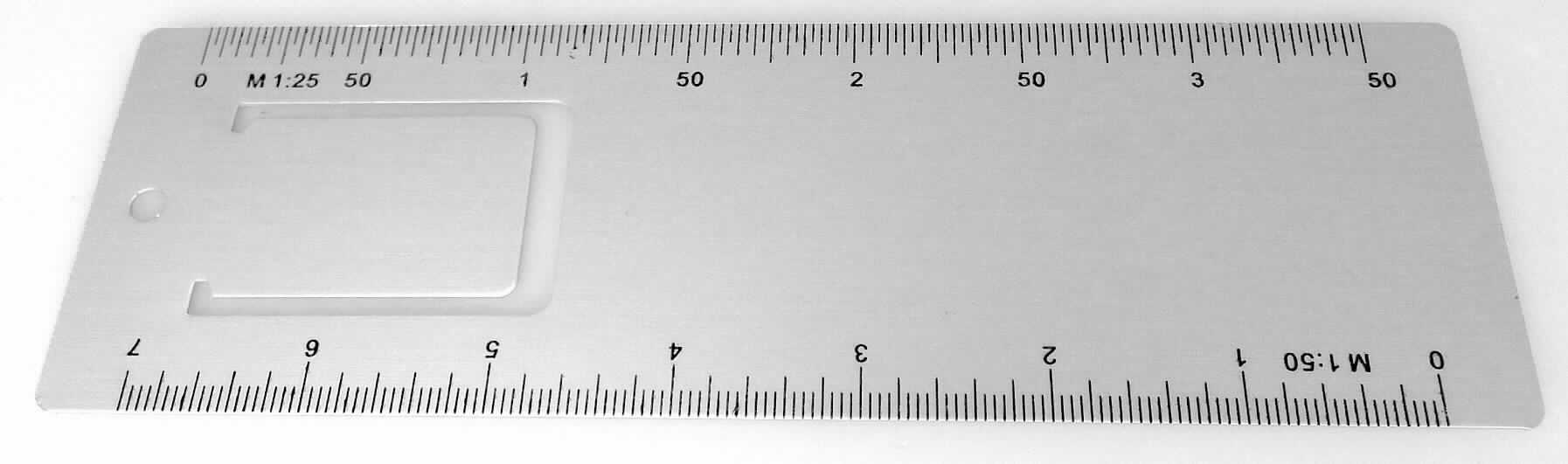 So genanntes Lesezeichen mit Lineal, im Wesentlichen bestehend aus einer ca. 16,0 x 5,0 x 0,1 cm großen Platte aus unedlem Metall mit abgerundeten Ecken, beidseitig aufgedruckter Skala (0 bis 15 cm cm im Maßstab 1:1, 0 bis 3 cm im Maßstab 1:20, 0 bis 3,5 cm im Maßstab 1:25 und 0 bis 7 cm im Maßstab 1:50) und u-förmiger Aussparung zur Nutzung als Lesezeichen. 

Die Ware dient der händischen Längenmessung.

Die Ware wird als "Längenmessinstrument für den Handgebrauch, in Kapitel 90 anderweit weder genannt noch inbegriffen, nicht von den Unterpositionen (HS) 9017 10 bis 9017 30 erfasst, Lineal mit Maßeinteilung" eingereiht.