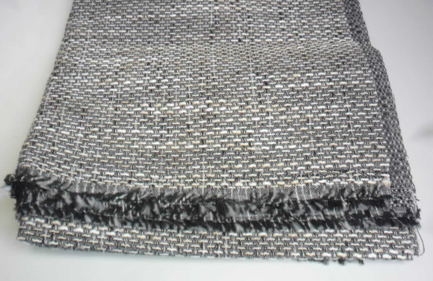 Gewebe, Foto siehe Anlage,
- als Meterware; laut Antrag mit einer Breite von mehr als 30 cm,
- laut Untersuchungsergebnis:
-- buntgewebtes Gewebe in Musterbindung, 
-- aus dünnen Kettgarnen aus synthetischen Filamenten (Polyester),
-- aus dicken Kettgarnen (Effektzwirn) bestehend aus zwei dünnen Garnen aus synthetischen Filamenten 
   (Polyester) und einem dicken Garn aus synthetischen Spinnfasern (Polyester),
-- aus dünnen Schussgarnen aus synthetischen Spinnfasern (Polyester),
-- aus dicken Schussgarnen (Effektzwirn), bestehend aus zwei dünnen Garnen aus synthetischen Filamenten
   (Polyester) und einem dicken Garn aus synthetischen Spinnfasern (Polyester),
-- mit einem Gesamtanteil an
--- synthetische Spinnfasern (Polyester) von ca. 75 - 80 GHT, somit keine Ware der Position 5407,
--- synthetische Filamenten (Polyester) von ca. 20 - 25 GHT,
-- auf der Rückseite dünn mit Kunststoff bestrichen; das Bestreichen ist mit dem bloßen Auge jedoch nicht 
   wahrnehmbar.

"Gewebe aus synthetischen Spinnfasern, anderes als in den Positionen 5512 bis 5514 genannte, aus Polyester-
 Spinnfasern, hauptsächlich mit synthetischen Filamenten gemischt, buntgewebt"
