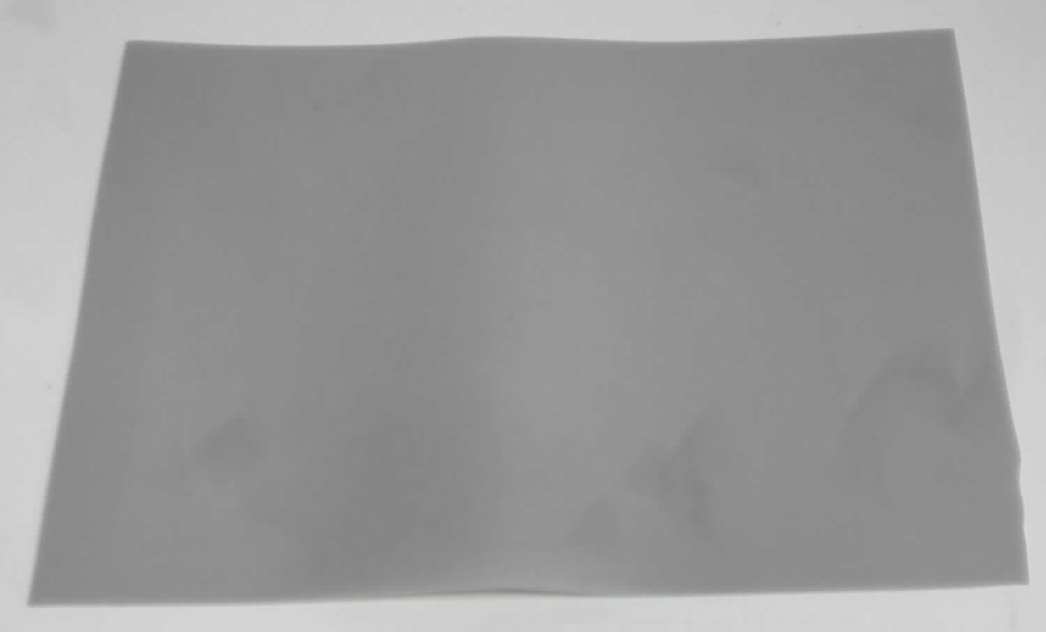 Angaben des Antragstellers:
Silikon-Kautschukmischungen für industriellen Einsatz

Feststellungen an einem Warenmuster:
Es wurde ein rechteckiger Abschnitt einer grauen, elastischen Matte vorgelegt (Dicke: ca. 0,1 cm).

Befund:
Es handelt sich um eine unverstärkte Kunststofffolie im Sinne der Unterposition (KN) 3920 9928.
