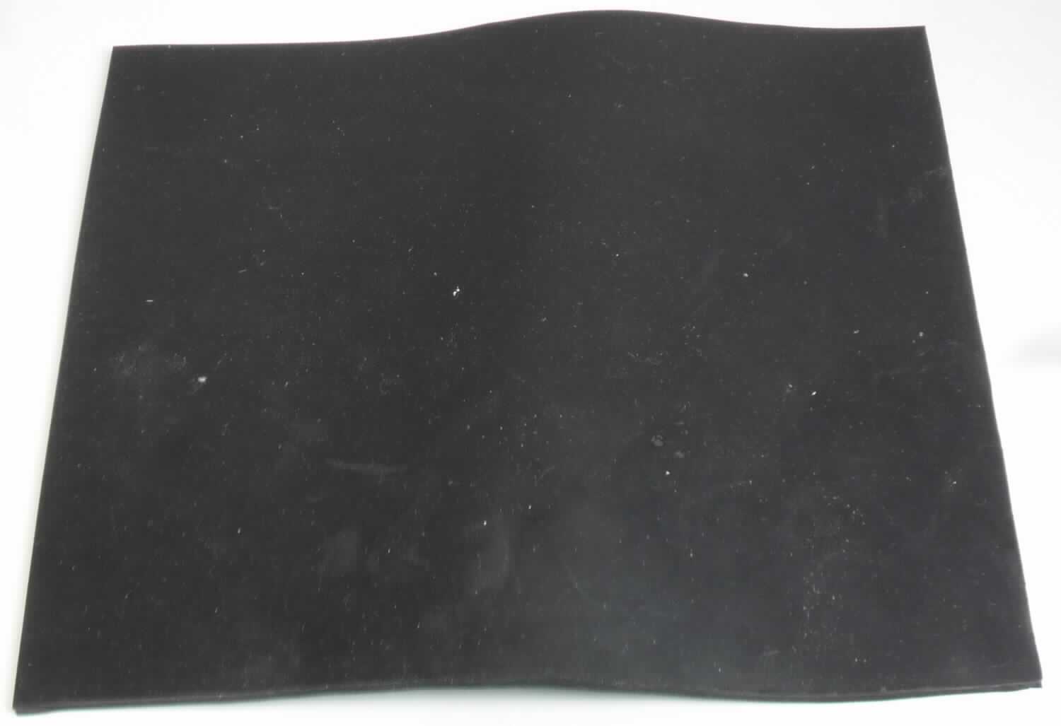 Angaben des Antragstellers:
EPDM-Kautschukmischung für den industriellen Einsatz

Untersuchungsergebnisse an einem Warenmuster:
Abschnitt einer schwarzen Kautschukmatte mit einer Dicke von 3 mm. Die Matte besteht aus vulkanisiertem EPDM-Kautschuk.

Befund:
Es liegt eine Platte aus Vollkautschuk im Sinne der Unterposition (KN) 4008 2190 vor.