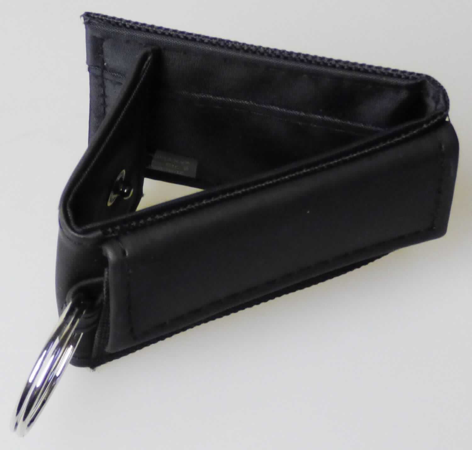 Geldbörse, sog. Geldbörse im Pocketformat, Art.-Nr. 338-65.001, Abbildung siehe Anlage, 
- mit einer Außenseite aus Spinnstoffen und mit einer Außenseite aus Kunststofffolien (ein charakterbestimmender 
  Stoff der Außenseite kann nicht ermittelt werden, da der Umfang beider Stoffe in etwa gleich ist; damit erfolgt die 
  Einreihung in die in der Nomenklatur zuletzt genannten Unterposition (Außenseite aus Spinnstoffen), 
- auf der einen Seite mit einem Münzfach, auf der anderen Seite mit einem Scheinfach; beide Fächer mit 
  Überschlagklappe und Druckknopfverschluss zu öffnen, 
- an einer Schmalseite mit einem an einer Schlaufe befestigten Schlüsselring (Durchmesser ca. 3 cm) aus 
  unedlem Metall ausgestattet, 
- mit den Abmessungen (geschlossen) von ca. 8 cm (Breite) x 5,5 cm (Höhe) x 2 cm (Tiefe), 
- keine Hinweise auf Handarbeit.

"Geldbörse, Taschen- oder Handtaschenartikel, mit Außenseite aus Spinnstoffen, nicht handgearbeitet"