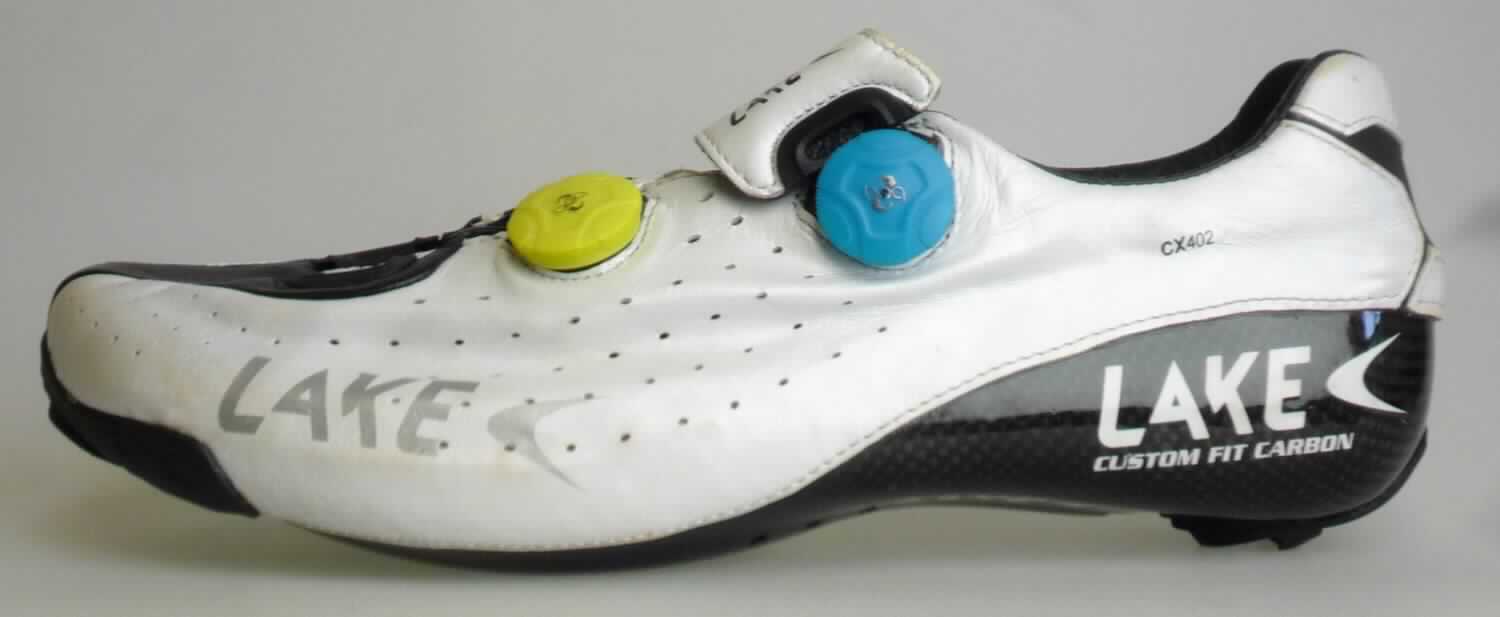 Sportschuhe (laut Antrag: "LAKE Rennschuh CX402, für Herren, Größe 46", Foto siehe Anlage)
- mit Laufsohlen aus Kunststoff/Kautschuk (mit eingearbeiteter Carbonfasereinlage; die Schicht,
  die die Berührungsfläche mit dem Boden bildet, enthält keine Carbonfasern),
- mit Oberteil aus Leder (den größten Teil der Außenfläche bildend), Spinnstoff und Kunststoff
  (teilweise Spinnstoff mit einer mit bloßem Auge wahrnehmbaren Außenschicht aus Kunststoff),
- auf das Oberteil sind Stücke aus Leder und Kunststoff als Verstärkungsteile aufgesetzt,
- mit Drehradverschluss,
- mit Pedalbefestigungsvorrichtung,
- aufgrund der verwendeten Materialien keine Ware der Position 6405.

"Schuhe (Sportschuhe) mit Laufsohlen aus Kunststoff und Oberteil aus Leder, andere als Skistiefel, 
 Skilanglaufschuhe und Snowboardschuhe"