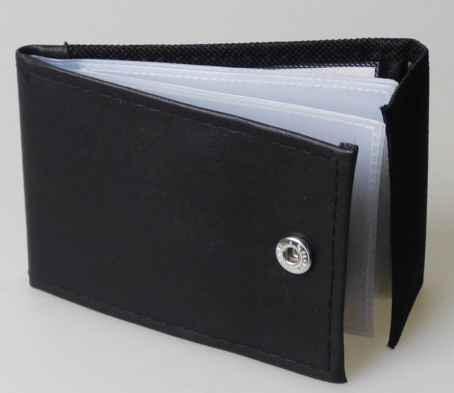 Ähnliches Behältnis (Visitenkartentasche), Taschen- oder Handtaschenartikel, sog. Kartenetui, Art.-Nr. 373-65, 
Abbildung siehe Anlage, 
- mit einer flächenmäßig überwiegenden, charakterbestimmenden Außenseite aus Spinnstoffen und einer Außen- 
  seite aus Kunststofffolien, 
- mit den Abmessungen von ca. 10,3 cm (Breite) x 6,9 cm (Höhe) x 1 cm (Tiefe), 
- mit einer Überschlaglasche und Drucknopfverschluss zu öffnen, 
- innen auf beiden Seiten mit einem Einsteckfach sowie mit sechs Einsteckhüllen aus transparenten Kunststofffolien 
  zur Aufnahme von Visiten-/Scheckkarten ausgestattet, nicht gefüttert, 
- keine Hinweise auf Handarbeit.

"Ähnliches Behältnis (Visitenkartentasche), Taschen- oder Handtaschenartikel, mit Außenseite aus Spinnstoffen, 
 nicht handgearbeitet"