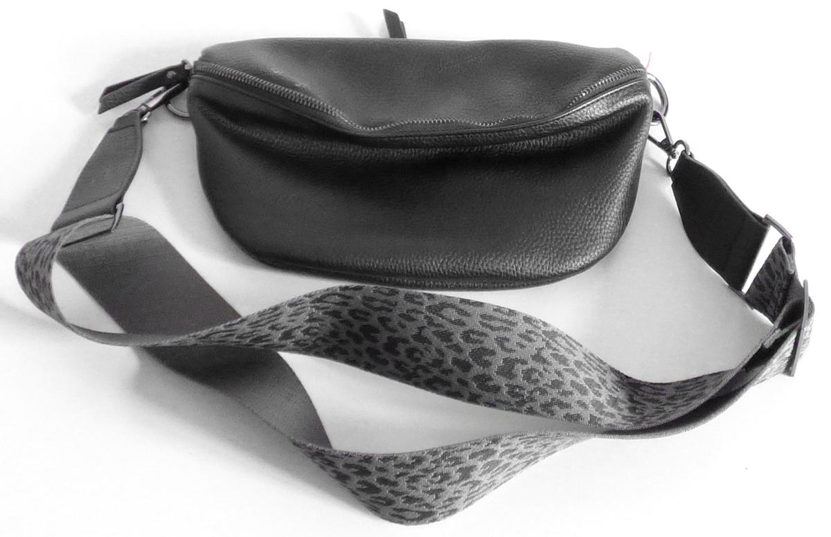 Handtasche, Foto siehe Anlage,
- mit einer Außenseite aus Kunststofffolien (lederartig geprägt),
- mit einem abnehmbaren, längenverstellbaren Schultertrageriemen,
- an der Rückseite mit einem eingesetzten Reißverschlussfach,
- das Hauptfach ist mit einem entlang des vorderen, oberen Rands verlaufenden Reißverschluss
  versehen,
- - gefüttert; innen mit einem Reißverschlussfach ausgestattet,
- mit den Abmessungen: ca. 28 cm (Breite) x 16 cm (Höhe) x 9 cm (Tiefe),
- Handtasche, da aufgrund der Größe und des Gesamteindrucks in erster Linie dazu geeignet,
  kleinere, persönliche Gegenstände aufzunehmen,
- eine mögliche Trageweise an der Hüfte steht der Einreihung als Handtasche nicht entgegen.

"Handtasche, mit Außenseite aus Kunststofffolien"