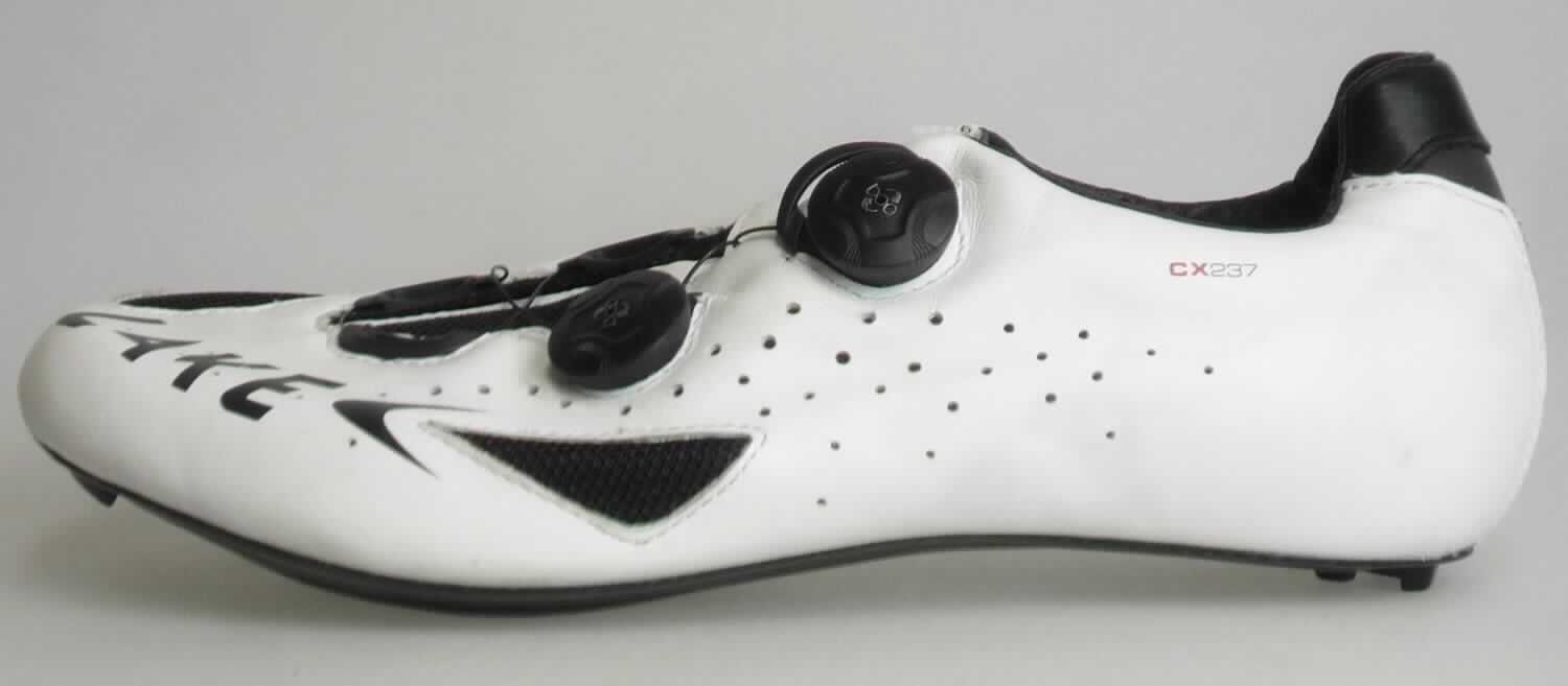 Sportschuhe (lt. Antrag: "LAKE Rennschuh CX237, Größe 44", Foto siehe Anlage)
- mit Laufsohlen aus Kunststoff/Kautschuk (mit eingearbeiteter Carbonfasereinlage; die Schicht, die die 
  Berührungsfläche mit dem Boden bildet, enthält keine Carbonfasern),
- mit Oberteil aus Leder (den größten Teil der Außenfläche bildend) und Spinnstoff,
- mit Drehradverschluss,
- mit Pedalbefestigungsvorrichtung,
- aufgrund der verwendeten Materialien keine Ware der Position 6405.

"Schuhe (Sportschuhe) mit Laufsohlen aus Kunststoff und Oberteil aus Leder, andere als Skistiefel, 
 Skilanglaufschuhe und Snowboardschuhe"