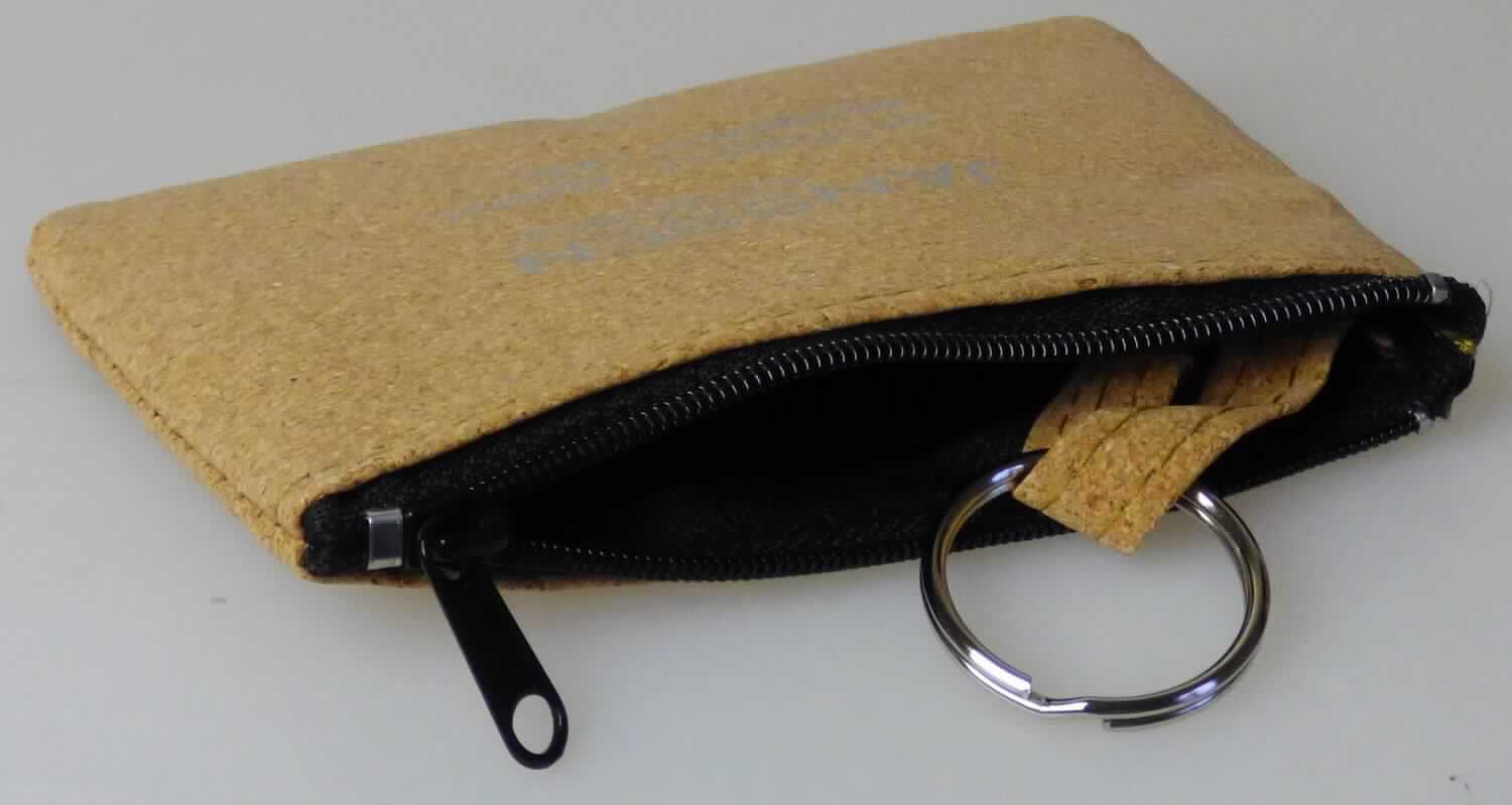 Ähnliches Behältnis, sog. Schlüsseltasche Kork, Artikel 203-61.020, Foto siehe Anlage,
- aus Gewebe aus Spinnstoffen, das vollständig mit Klebstoff bestrichen und vollständig mit Kork (Außenseite)
  bedeckt ist (Gewebe der Position 5907),
- mit einem entlang des oberen Rands verlaufenden Reißverschluss,
- innen:
- - mit einer RFID hemmenden Schutzfolie ausgestattet und gefüttert,
- - mit einem an einer Lasche befestigten Schlüsselring,
- in den Abmessungen: ca. 11,5 cm (Breite) x 8 cm (Höhe).

"Ähnliches Behältnis (Schlüsseltasche), Taschen- oder Handtaschenartikel, mit einer anderen Außenseite als
 in den Unterpositionen 4202 3100 bis 4202 3290 genannte, nicht handgearbeitet"
