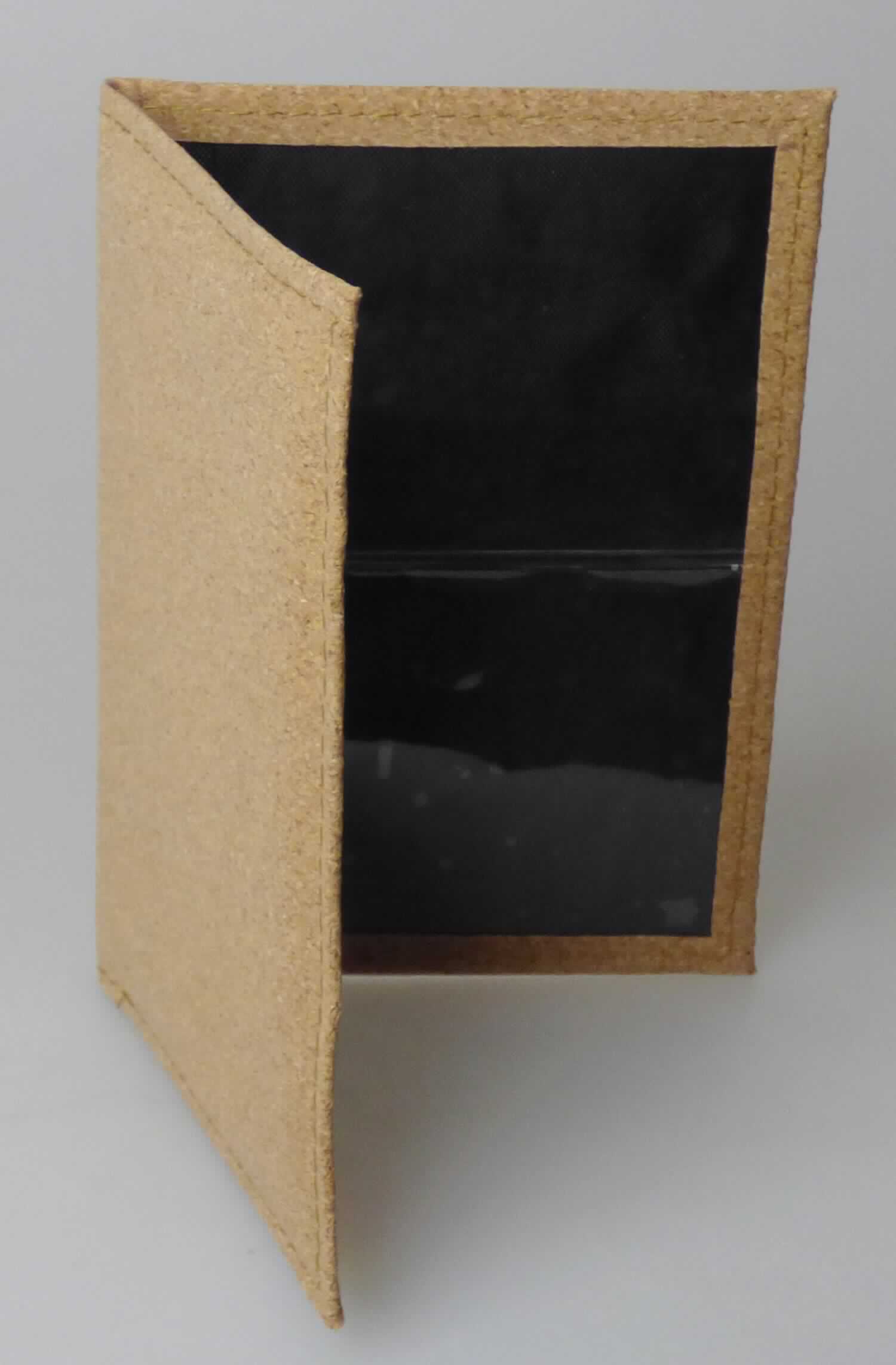Brieftaschenähnliches Behältnis, sog. Führerscheintasche Kork, Artikel 204-61.020, Foto siehe Anlage,
- aus Gewebe aus Spinnstoffen, das vollständig mit Klebstoff bestrichen und vollständig mit Kork 
  (Außenseite) bedeckt ist (Gewebe der Position 5907),
- aufklappbar; ohne Verschluss,
- innen:
- - mit einer RFID hemmenden Schutzfolie ausgestattet und gefüttert,
- - auf beiden Innenseiten jeweils mit einem Einsteckfach aus klarsichtiger Kunststofffolie (sog. große
    Papierfächer); auf einer Innenseite mit zwei weiteren Einsteckfächern aus klarsichtiger Kunststoff-
    folie (sog. Scheckkartenfächer),
- dient u. a. der Aufnahme von Dokumenten,
- in den Abmessungen: ca. 9,5 cm (Breite) x 13,5 cm (Höhe),
- ohne Hinweise auf Handarbeit.

"Brieftaschenähnliches Behältnis, Taschen- oder Handtaschenartikel, mit einer anderen Außenseite 
 als in den Unterpositionen 4202 3100 bis 4202 3290 genannte, nicht handgearbeitet"