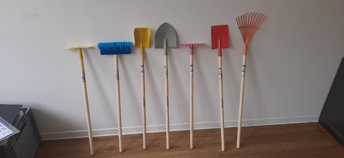 "Kindergartengerät";

- mit freiem Arm zu handhabende Hacke, bestehend aus einem Stiel aus Holz und einem
  arbeitenden Teil aus unedlem Metall, einseitig mit einem geraden Hackenblatt und auf der
  gegenüberliegenden Seite zu einer mehrzinkigen Harke ausgearbeitet

- zum Bearbeiten kleiner Beet- oder Gartenanlagen, besonders geeignet zur Handhabung
  durch Kinder

- aufgrund der uneingeschränkten Verwendungsmöglichkeit als Gebrauchsgegenstand und
  mehr als einfachen Ausführung kein Spielzeug der Position 9503


Abbildung siehe Anlage.

Derartige Erzeugnisse gehören als "Hacken, mit arbeitendem Teil aus unedlem Metall"
zum TARIC-Code 8201 3000 00.
