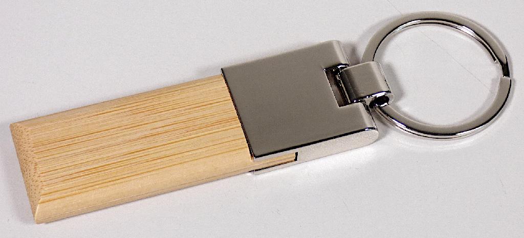 Es handelt sich um Schlüsselanhänger, bestehend aus einem Schlüsselring aus Stahldraht, an welchem ein länglicher, rechteckiger Anhänger aus Holz (Bambus) und einer nahezu quadratischen Fassung mit Öse aus einer Zinklegierung mit gewichtsmäßig vorherrschendem Zinkgehalt angebracht ist. Die etwa 115 mm x 25 mm x 8 mm großen Erzeugnisse sind einzeln in einen klarsichtigen Kunststoffbeutel verpackt und dienen als nach Kundenwunsch bedruckbare Werbemittel.
- Antragstellerangaben -

Aufgrund der Bedeutung für die Verwendung bestimmen die unedlen Metalle den Charakter der Waren. Zink herrscht gewichtsmäßig gegenüber Stahl vor.

Derartige Erzeugnisse gehören als "andere (als in der Codenummer 7907 0000 10 0 erfasste) Waren aus Zink" zur Codenummer 7907 0000 90 0 des Zolltarifs.