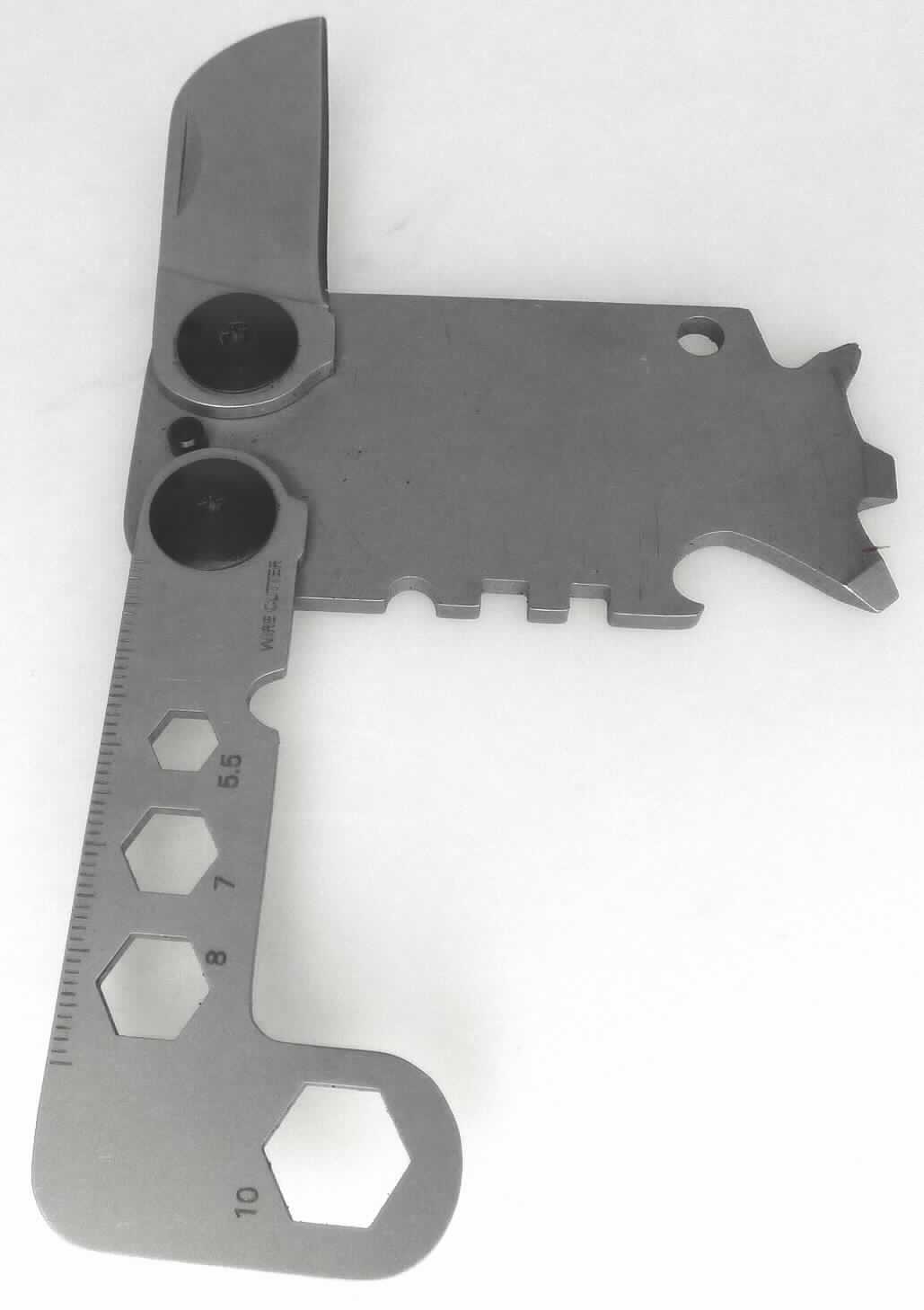 "Toolkarte";

- Ware aus verschiedenen Bestandteilen, bestehend aus einem Klappmesser (Taschenmesser;
  charakterbestimmend) mit schneidender Klinge aus Stahl und einer klappbaren aber unlösbaren
  winkelförmigen Platte

- winkelförmige Platte und Griff des Messers sind zu verschiedenen Werkzeugen ausgeformt
  (drei Schraubenzieher, ein Flaschenöffner, ein Speichenschlüssel, ein Abisolierer
  und vier Schraubenschlüssel); sie sind außerdem mit einem aufgedruckten Lineal und einer
  kreisrunden Öse versehen

- Abmessungen (zusammengeklappt): ca. 80 x 38 x 5 mm

- in einer durchsichtigen Kunststofftüte verpackt

Abbildung siehe Anlage.

Derartige Erzeugnisse gehören als "Messer, mit schneidender, nicht feststehender Klinge aus unedlem Metall, kein Messer der Position 8208" zur Codenummer 8211 9300 00 0 des Zolltarifs.