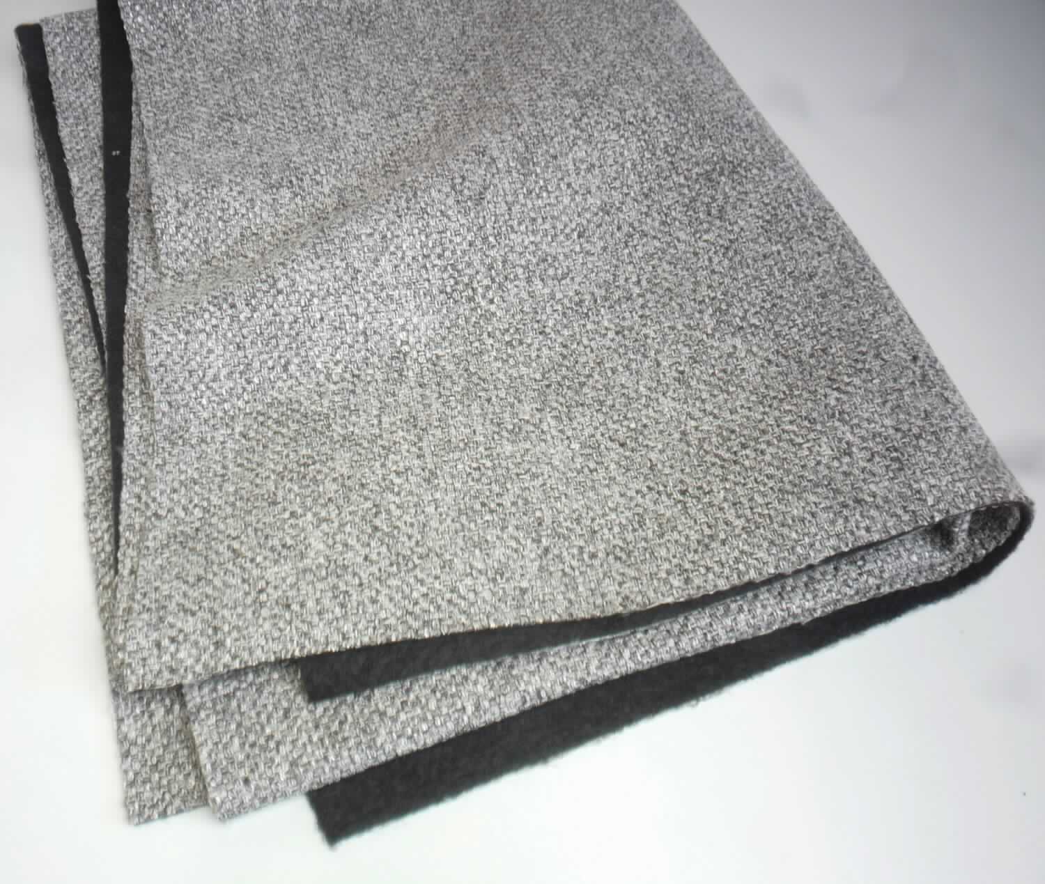 Textillaminat, Foto siehe Anlage,
- als Meterware, laut Antrag mit einer Breite von mehr als 30 cm,
- laut Untersuchungsergebnis: 
-- aus zwei mit ihrer ganzen Fläche aufeinanderliegenden und durch Kleben miteinander verbunden Lagen:
--- Oberlage:
---- aus einem buntgewebten Gewebe in Musterbindung aus nicht hochfesten Garnen,
---- mit Kettgarnen aus texturierten, synthetischen Filamenten (Polyester),
---- mit Schussgarnen, bestehend aus drei Garnen aus texturierten, synthetischen Filamenten (Polyester) und aus 
      drei Effektgarnen (Zwirn) aus synthetischen Filamenten (Polyester) und künstlichen Spinnfasern (Viskose),
---- mit einem Gesamtanteil an:
----- synthetischen Filamenten (Polyester) von ca. 80 GHT,
----- künstlichen Spinnfasern (Viskose) von ca. 20 GHT,
--- Unterlage: aus einem einfarbigen Nadelfilz aus Chemiefasern,
- aufgrund der Gewichtsanteile keine Ware der Unterposition 5407 52,
- nach der Bedeutung in Bezug auf die Verwendung ist das die Schauseite bildende Gewebe charakterbestimmend.

"Gewebe aus Garnen aus synthetischen Filamenten, anderes als in den Unterpositionen 5407 10 bis 5407 84 
 genannte, buntgewebt"