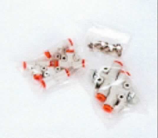 Bei dem sog. "9968-210 6800 SUB-Sampling Kit" handelt es sich gemäß Antragsangaben um eine Warenzusammenstellung in Aufmachung für den Einzelverkauf, bestehend aus 4 metrischen -, 2 zölligen -, 4 T- Schlauchverbindungsstücken und 2 Nadelventilen. Das Kit ermöglicht die Untersuchung einer Gas Probe vor dem und nach dem Durchströmen der Messkammer eines Gerätes zur Bestimmung der Photosynthese Rate von Pflanzen. Die Warenzusammenstellung wird in einer gemeinsamen Verkaufsverpackung ausgeliefert.

Charakterbestimmender Bestandteil der Warenzusammenstellung im Hinblick auf die Verwendung und den Wert sind die Nadelventile.

Das Erzeugnis ist als "Armatur für Rohr- oder Schlauchleitungen, Ventil aus Kunststoff, nicht für bestimmte Luftfahrzeuge, keine Magnetventilvorrichtung" einzureihen.