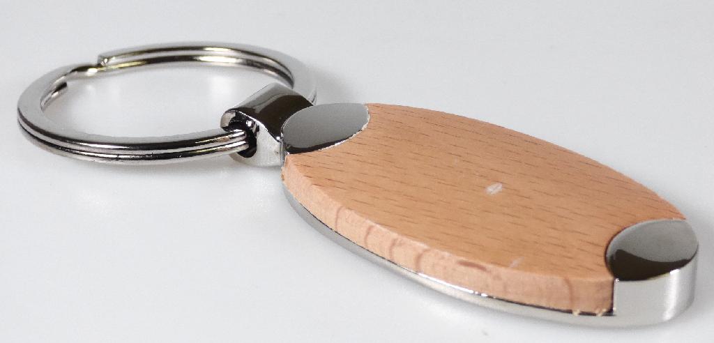 Es handelt sich um Schlüsselanhänger, bestehend aus einem Schlüsselring aus Stahldraht, an welchem ein ovaler Anhänger angebracht ist. Dieser Anhänger besteht aus einer mit einem spezifisch geformten Holzzuschnitt beklebten Platte aus einer Zinklegierung mit gewichtsmäßig vorherrschendem Zinkgehalt, welche einseitig zu einer Aufhängevorrichtung ausgearbeitet ist. Die etwa 90 mm x 35 mm x 5 mm großen Erzeugnisse sind einzeln in Pappschachteln verpackt und dienen als nach Kundenwunsch bedruckbare Werbemittel.
- Antragstellerangaben -

Die unedlen Metalle bestimmen insbesondere aufgrund der Bedeutung für die Verwendung den Charakter der Waren. Zink herrscht gewichtsmäßig gegenüber Stahl vor.

Derartige Erzeugnisse gehören als "andere (als in der Codenummer 7907 0000 10 0 erfasste) Waren aus Zink" zur Codenummer 7907 0000 90 0 des Zolltarifs.