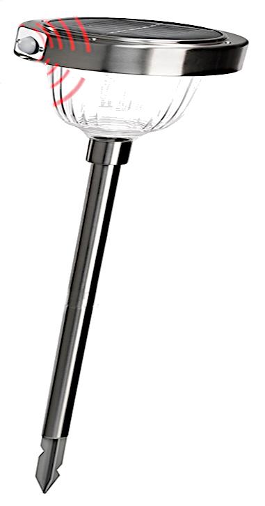 Bei der sog. Solar Standleuchte Asinara (Art.-Nr. 102530) handelt es sich um einen ca. 18 cm x 70 cm (d x H) großen elektrischen Beleuchtungskörper, bestehend aus einem Metallstab, einem darauf platzierten, farblosen runden Kunststoffaufsatz und einem Metalldeckel mit integriertem Solarmodul und fest verbauter im Dauerlicht weiß leuchtender LED-Lichtquelle sowie einem am unteren Ende des Metallstabs angebrachten Erdspieß aus Kunststoff.
Das Erzeugnis ist mit einem Akku und einem Bewegungssensor ausgestattet.

Die Leuchte verbreitet bei eintretender Dunkelheit Licht und dient der Außenbeleuchtung (IP44) bspw. im Garten.

Keiner der Stoffe, Kunststoff oder Metall, bestimmt nach dem Umfang, dem äußeren Erscheinungsbild und der Bedeutung in Bezug auf die Verwendung den Charakter der Ware. Daher erfolgt die Einreihung in die zuletzt genannte Unterposition der gleichermaßen in Betracht kommenden Unterpositionen.

Hinweise auf eine Handfertigung liegen nicht vor.

Das Erzeugnis ist als "elektrischer Beleuchtungskörper, anderweit weder genannt noch inbegriffen, nicht von den Unterpositionen (HS) 9405 11 bis 9405 31 erfasst, fotovoltaisch, ausschließlich zur Verwendung mit LED-Lichtquellen bestimmt, kein Scheinwerfer, aus Metall, nicht handgearbeitet" einzureihen.