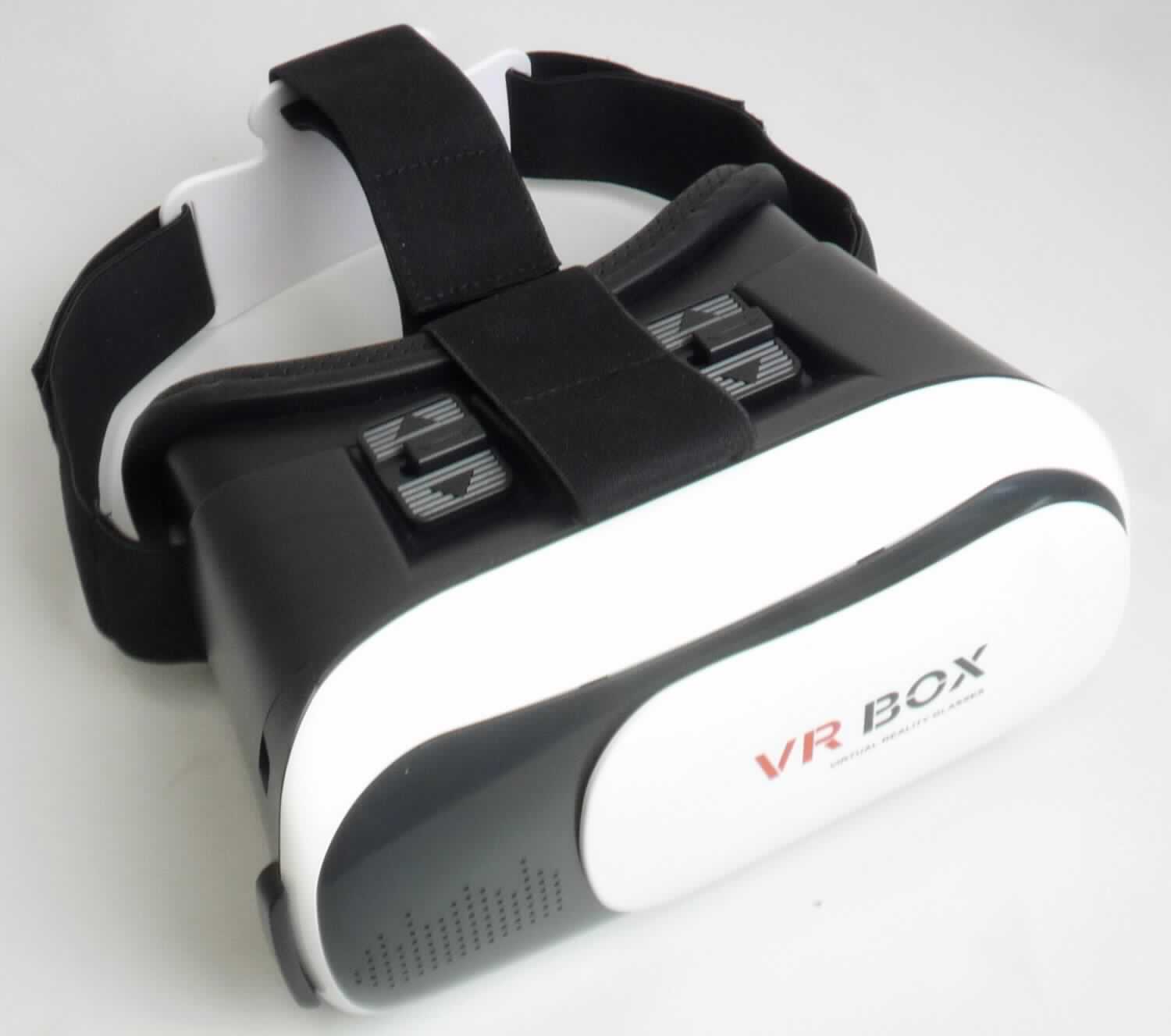 Sogenannte 3D VR-Brille für Smartphones, im Wesentlichen bestehend aus einem manuell einstellbaren Linsensystem in einem skibrillenartigen Kunststoffgehäuse mit einem herausnehmbaren Einschubschlitten für ein Smartphone, einer schließbaren Öffnung an der Vorderseite, elastischen Kopfbändern und einer Polsterung.
Durch das eingelegte Smartphone können einerseits Filme in 3D dargestellt und andererseits, mit Hilfe der Smartphonekamera, Inhalte in die Abbildung der real sichtbaren Umgebung projiziert werden.
Das Gerät ist zusammen mit einer Bedienungsanleitung ("De-minimis-Regel") in einem Pappkarton verpackt.
Das Gerät dient zum Betrachten von auf einem Smartphone abgespielten Videos im 3D-Format und für die dreidimensionale Darstellung von Spielen.
Zur äußeren Form siehe Abbildung.
Die Ware wird als "brillenähnliche Ware, keine Sonnenbrille, mit Brillengläsern aus Kunststoffen" eingereiht.